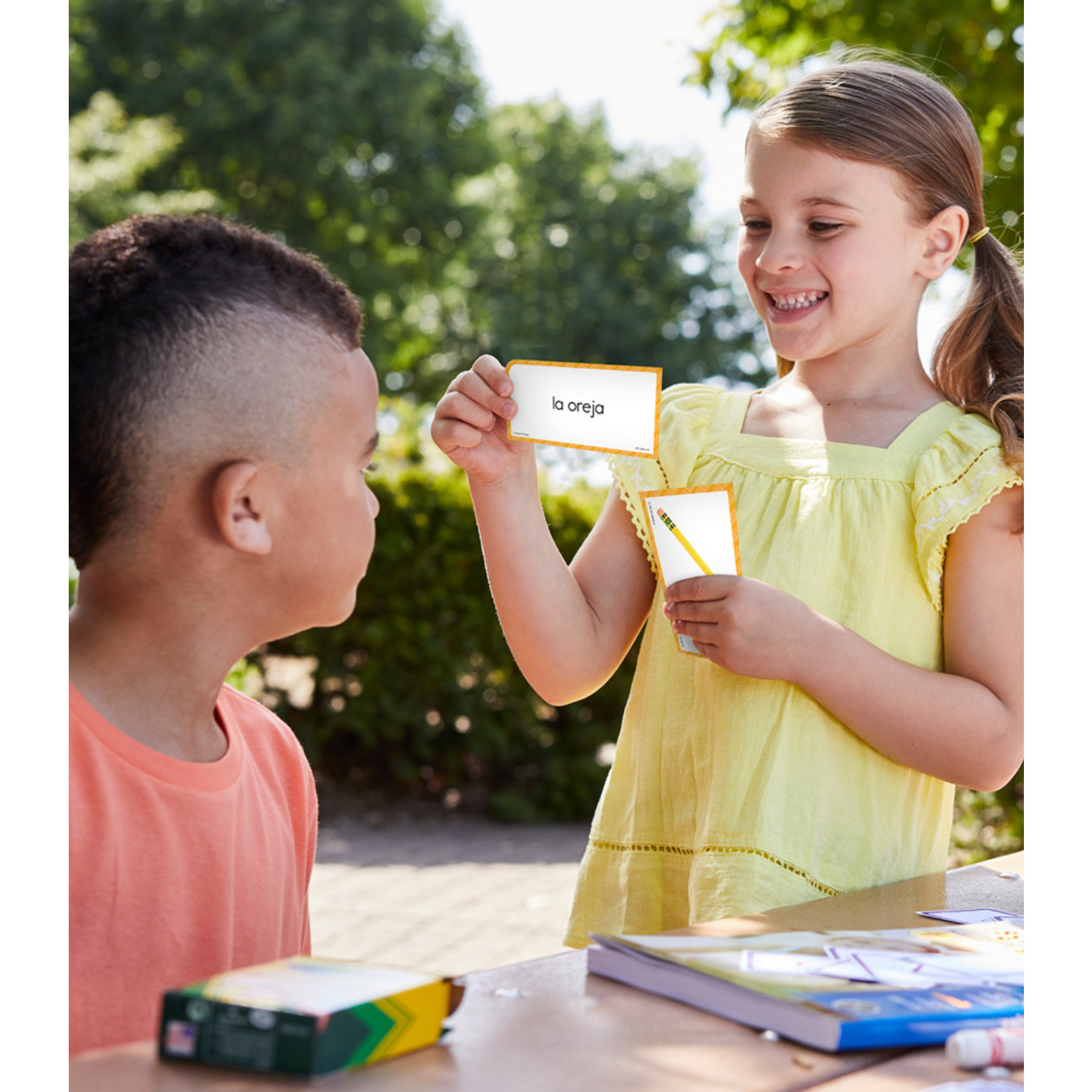 CARSON DELLOSA PUBLISHING CO Everyday Words in Spanish: Photographic Flash Cards Grade PK-8
