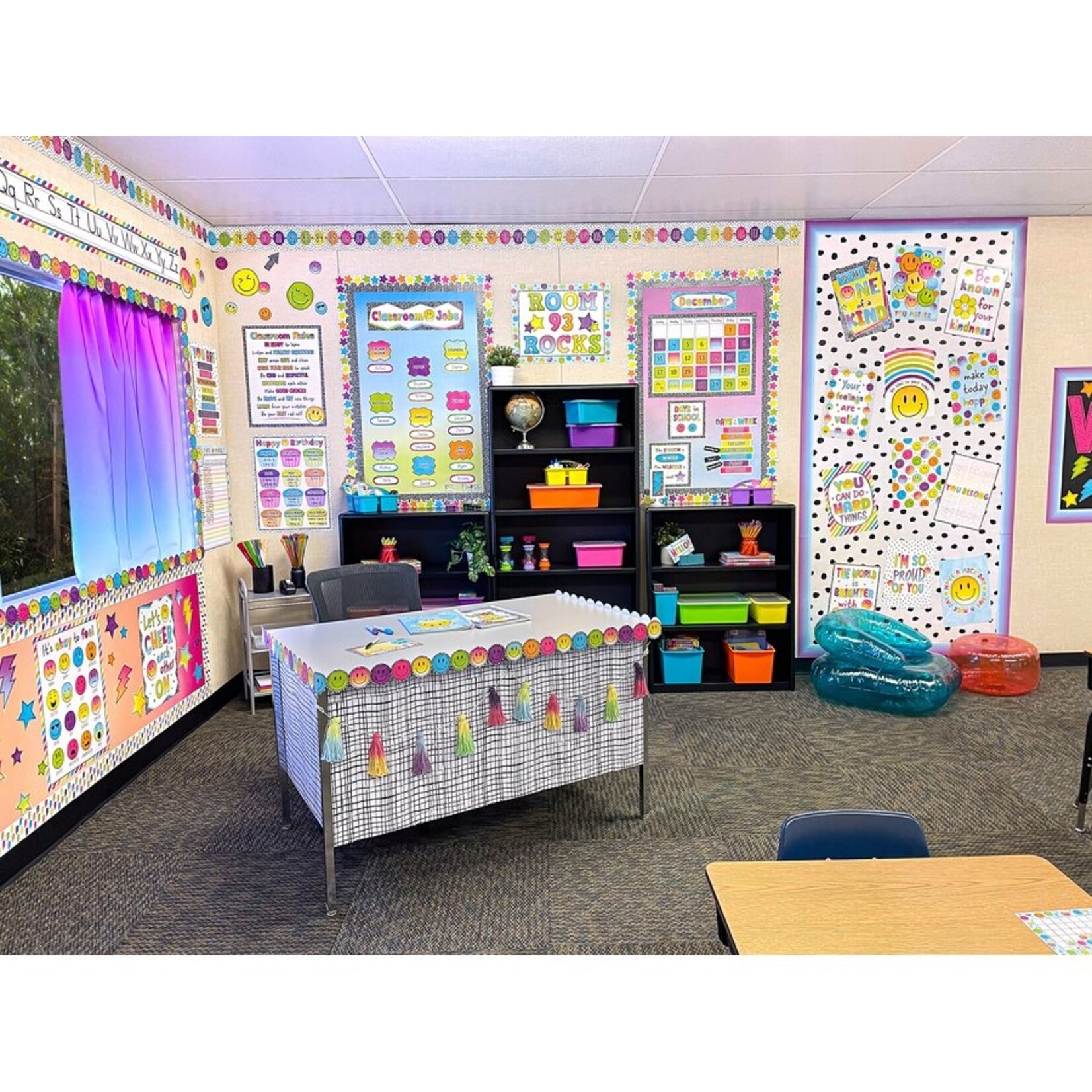 TEACHER CREATED RESOURCES Black Painted Dots on White Better Than Paper Bulletin Board Roll