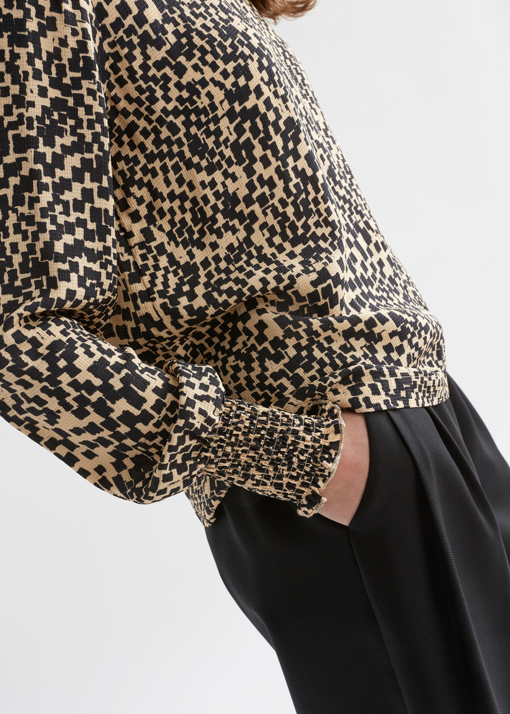 Veda Turtleneck Top Beige Sinda Print