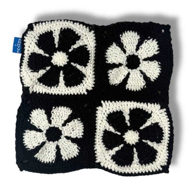 Arkyve ARKYVE KNIT BEANIE BLACK/WHITE FLOWERS