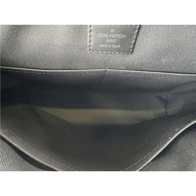Louis Vuitton Louis Vuitton MM District Messenger Bag