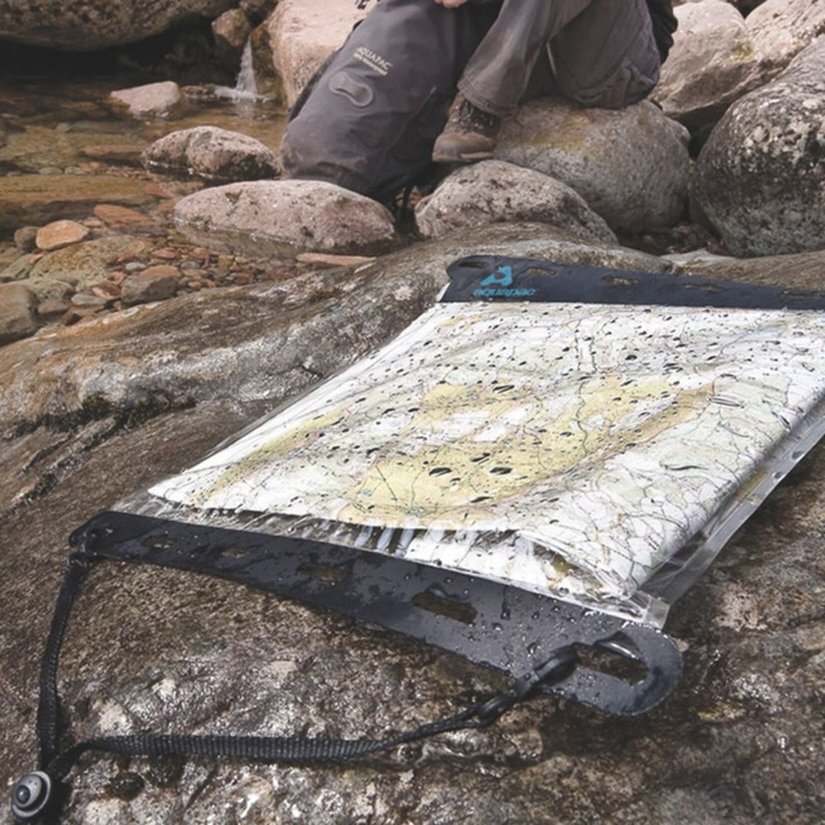 AQUAPAC ÉTUI LÉGER ET ÉTANCHE POUR CARTE GRAND FORMAT