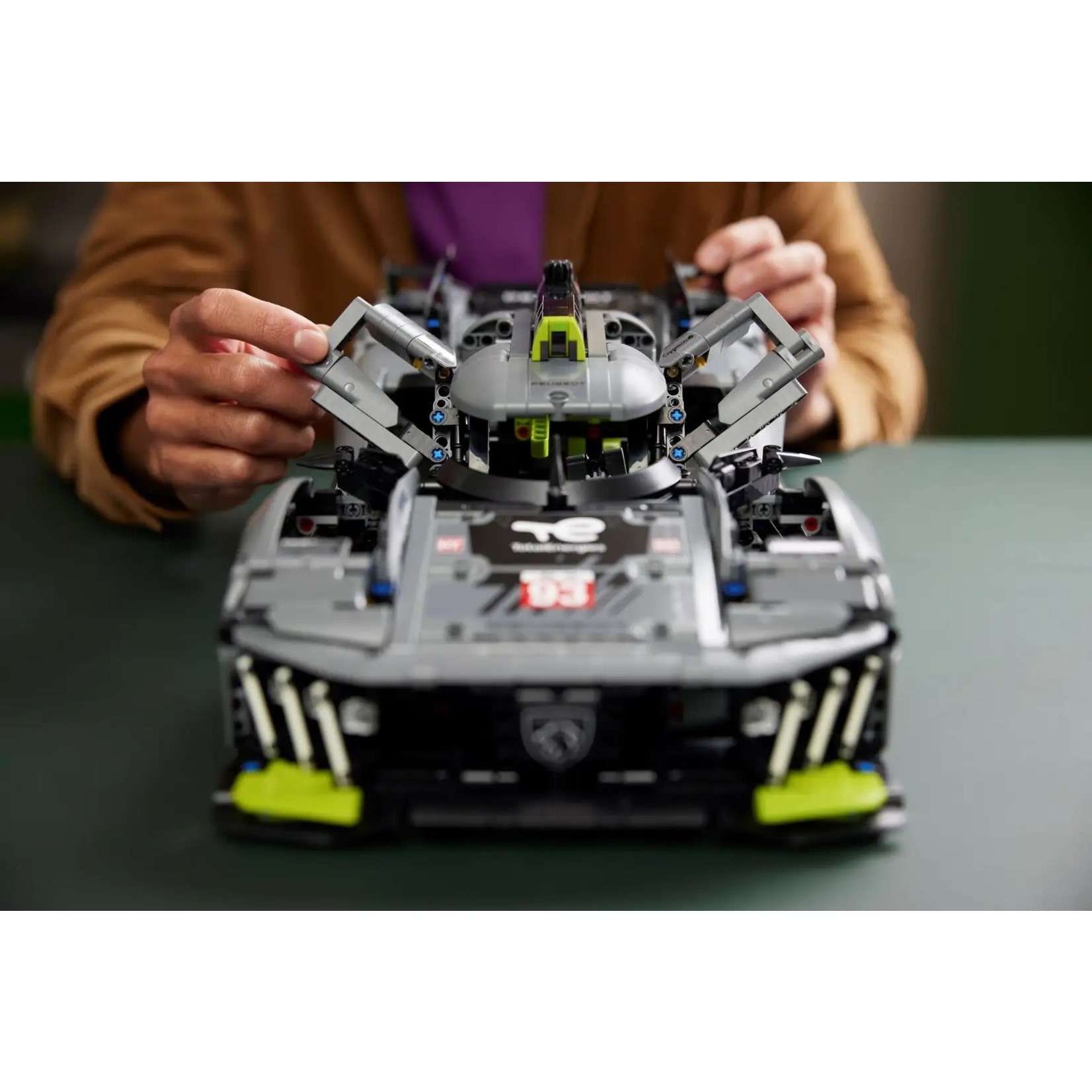 LEGO LEGO Technic PEUGEOT 9X8 24H Le Mans Hybrid Hypercar 42156
