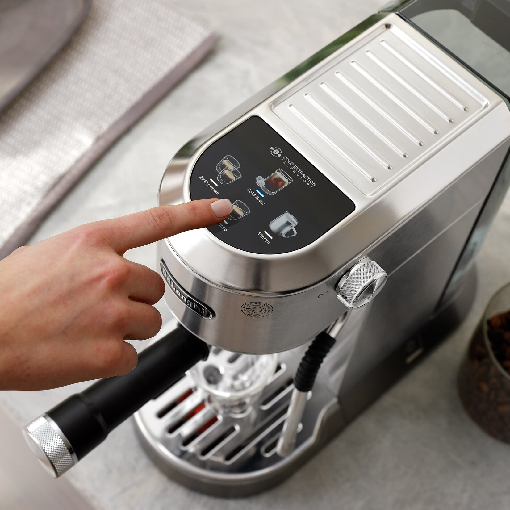 Machine à espresso Dedica Duo avec Cold Brew EC890M