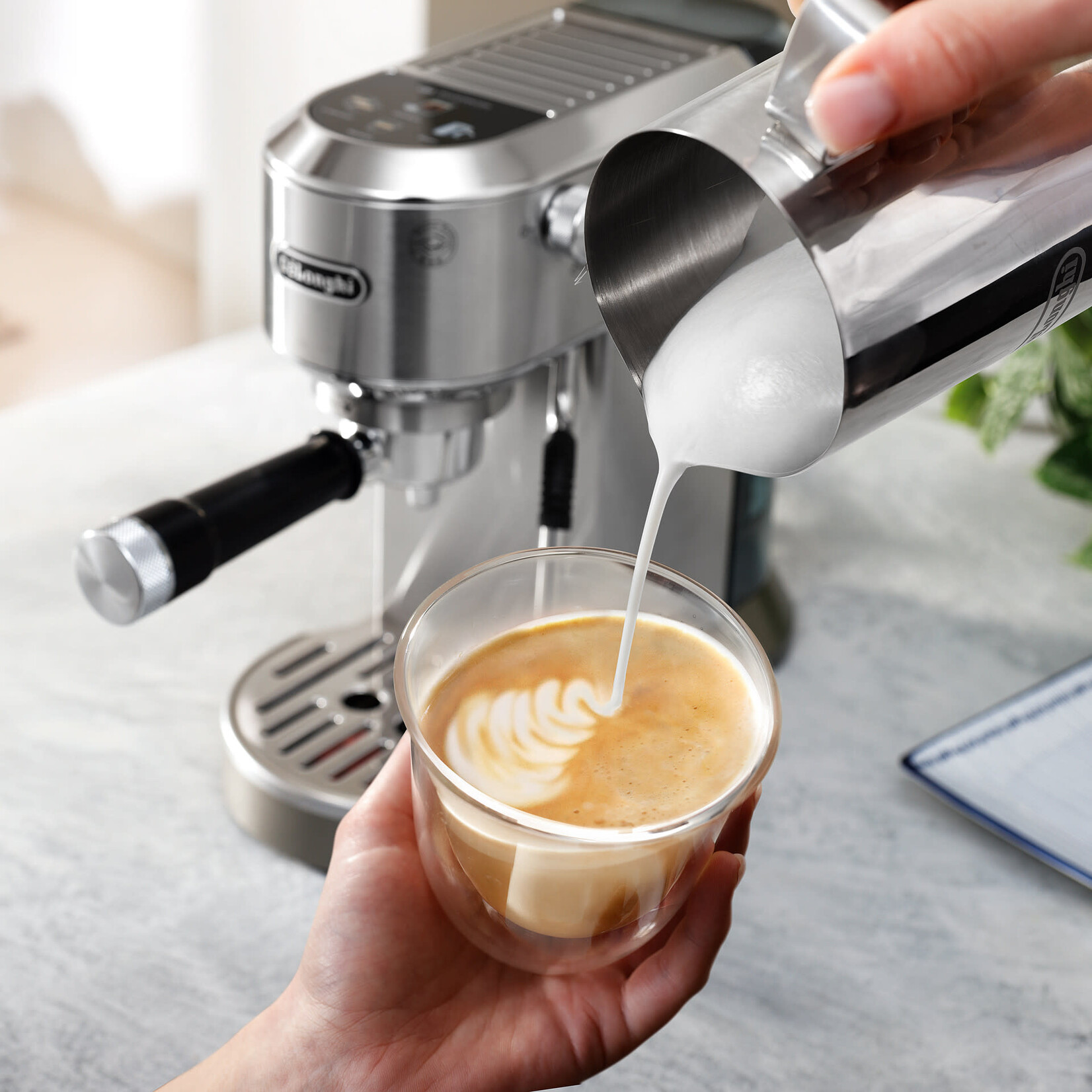 Machine à espresso Dedica Duo avec Cold Brew EC890M