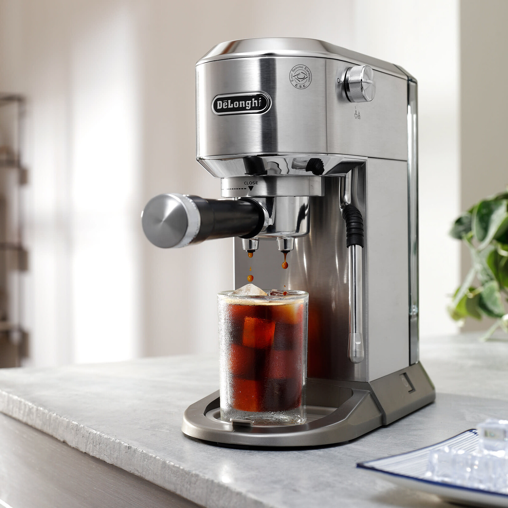 Machine à espresso Dedica Duo avec Cold Brew EC890M