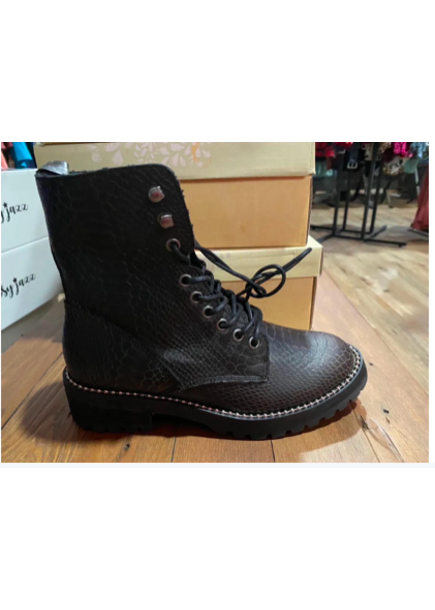 VERY G BLACK COMBAT BOOTS (SHIPPED WITHOUT BOX)