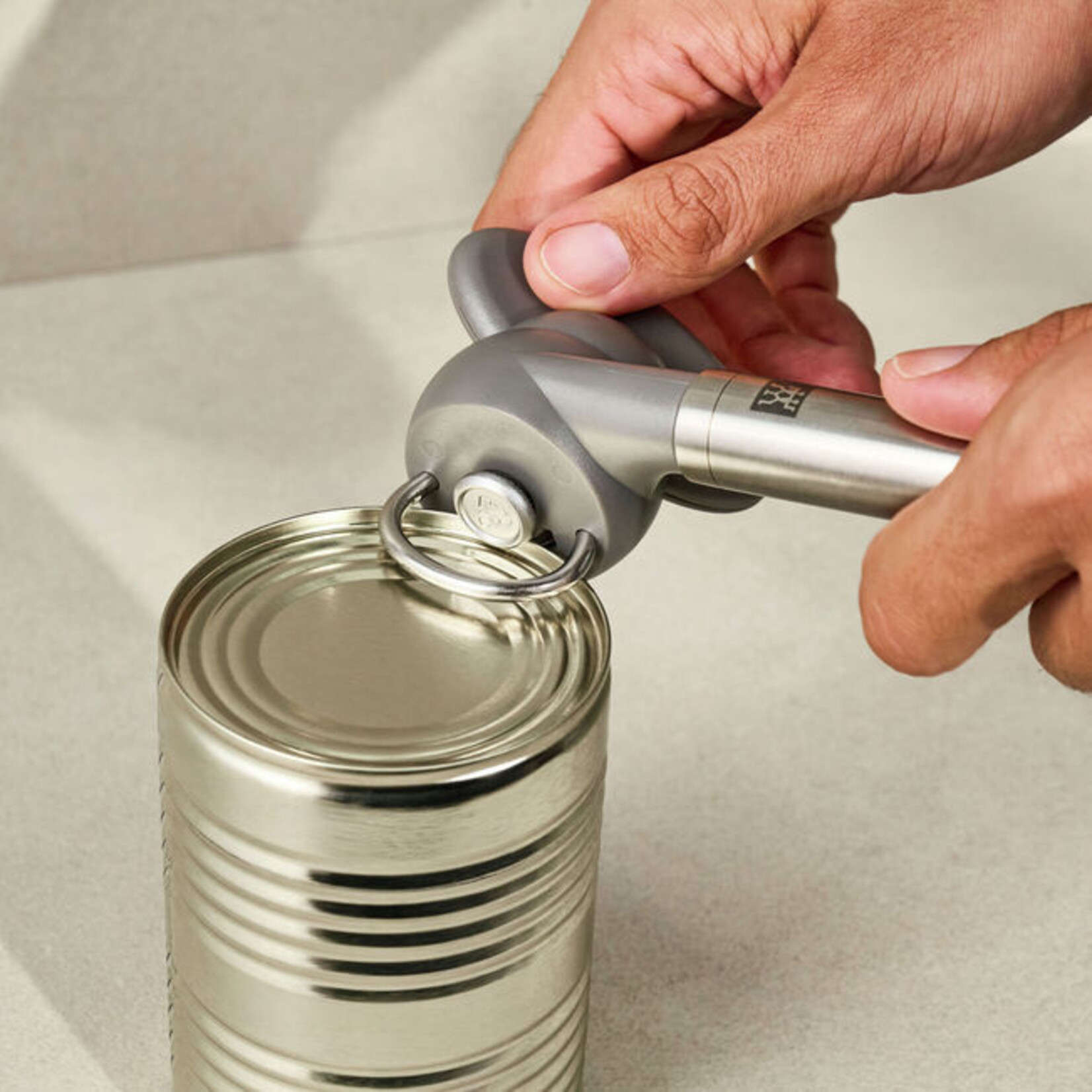 ZWILLING J.A. HENCKELS 37160-038 - OUVRE-BOITE EN ACIER INOXYDABLE ZWILLING (1002547)