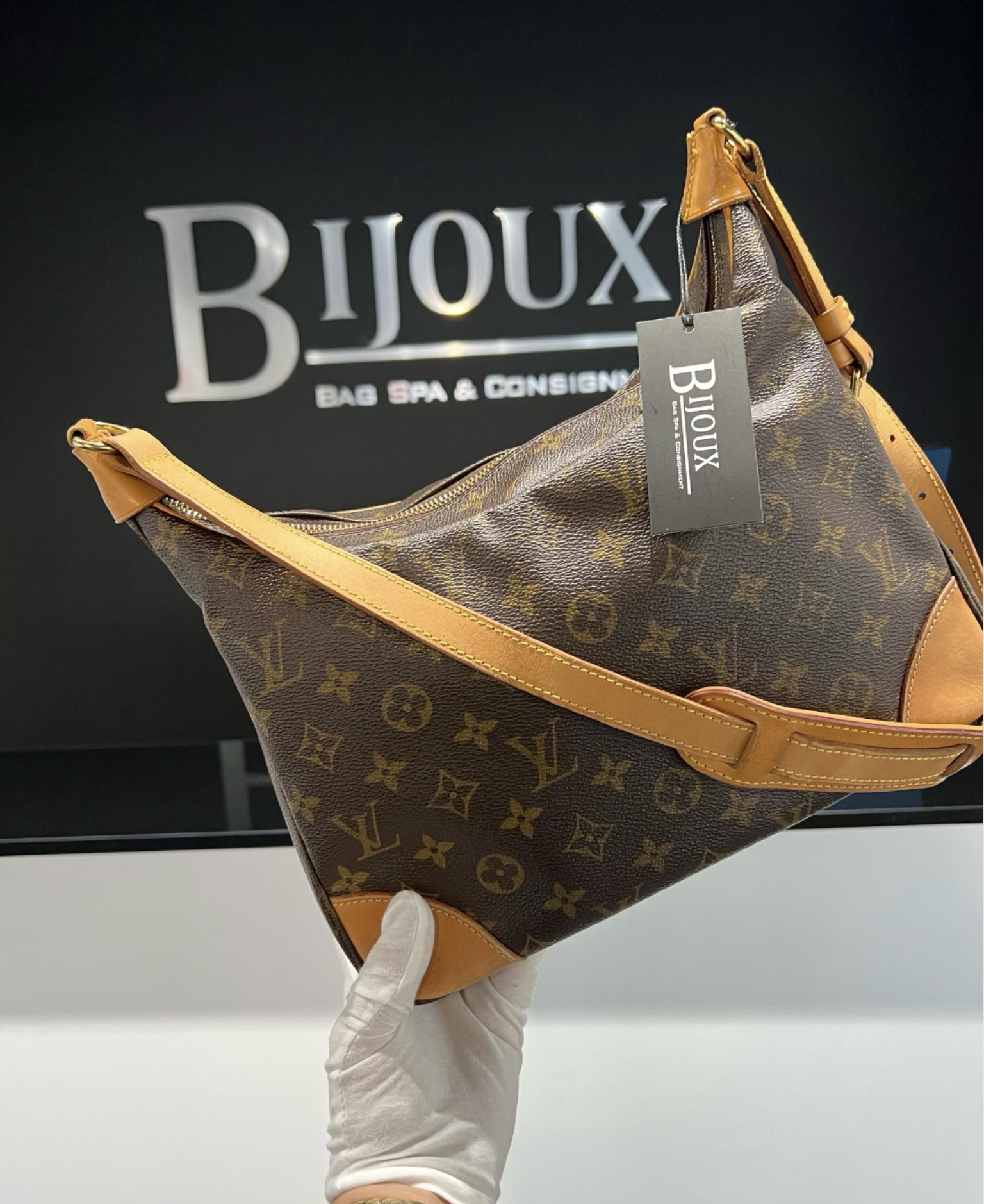 LOUIS VUITTON BOULOGNE 30 - Bijoux Bag Spa & Consignment