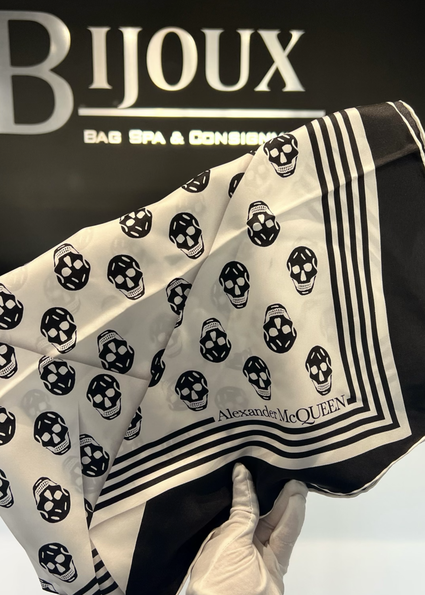 Alexander McQueen SOLD- Alexander McQueen (White/Black) Scarf