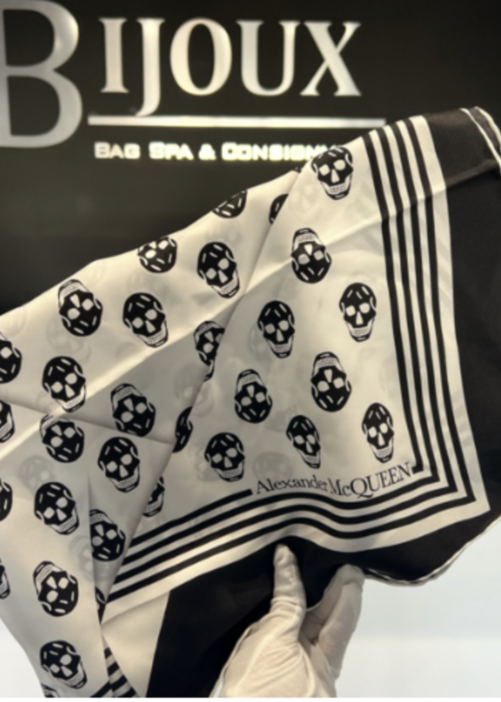 Alexander McQueen SOLD- Alexander McQueen (White/Black) Scarf