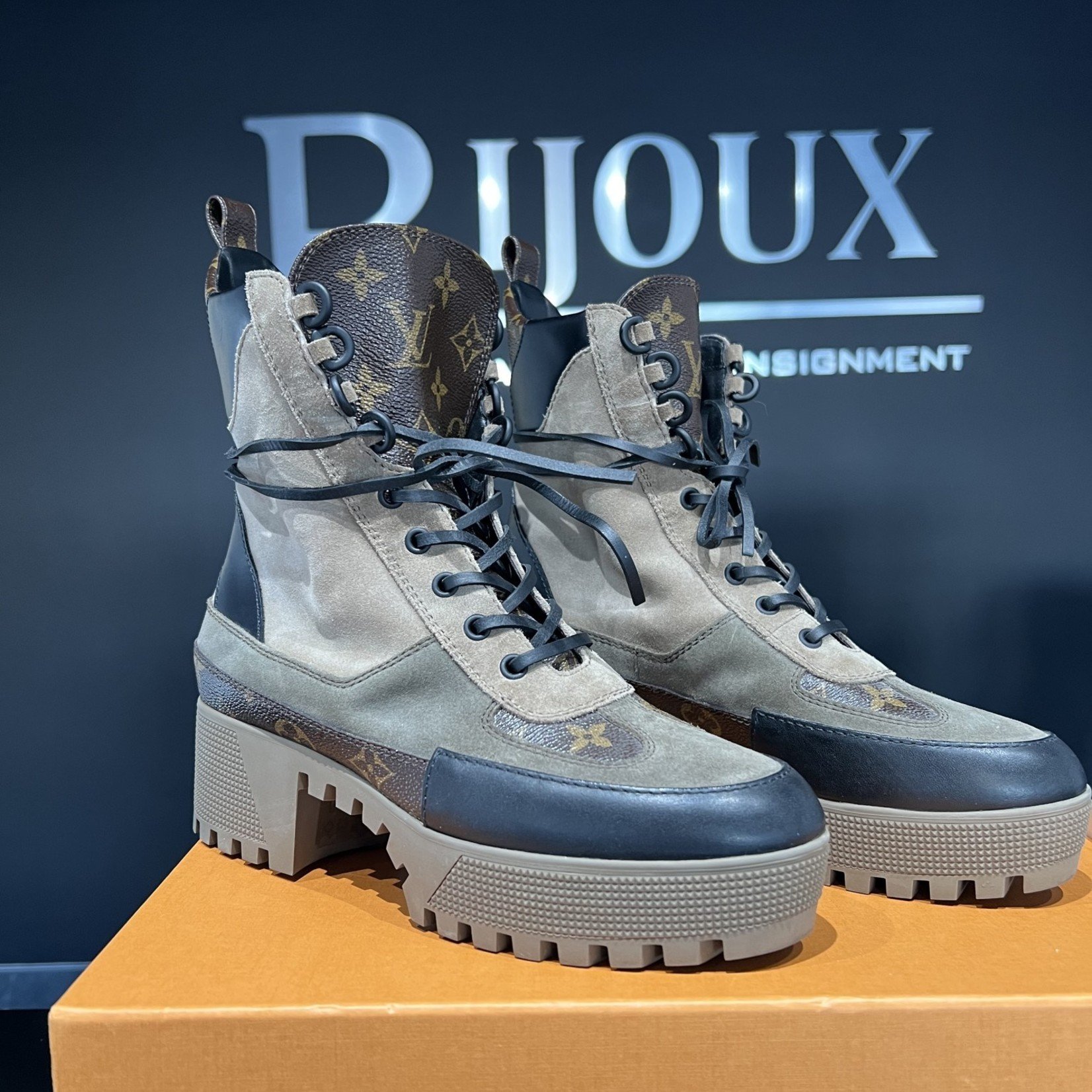 Giày Nữ Louis Vuitton Laureate Desert Boot Black 1A4XY4  LUXITY