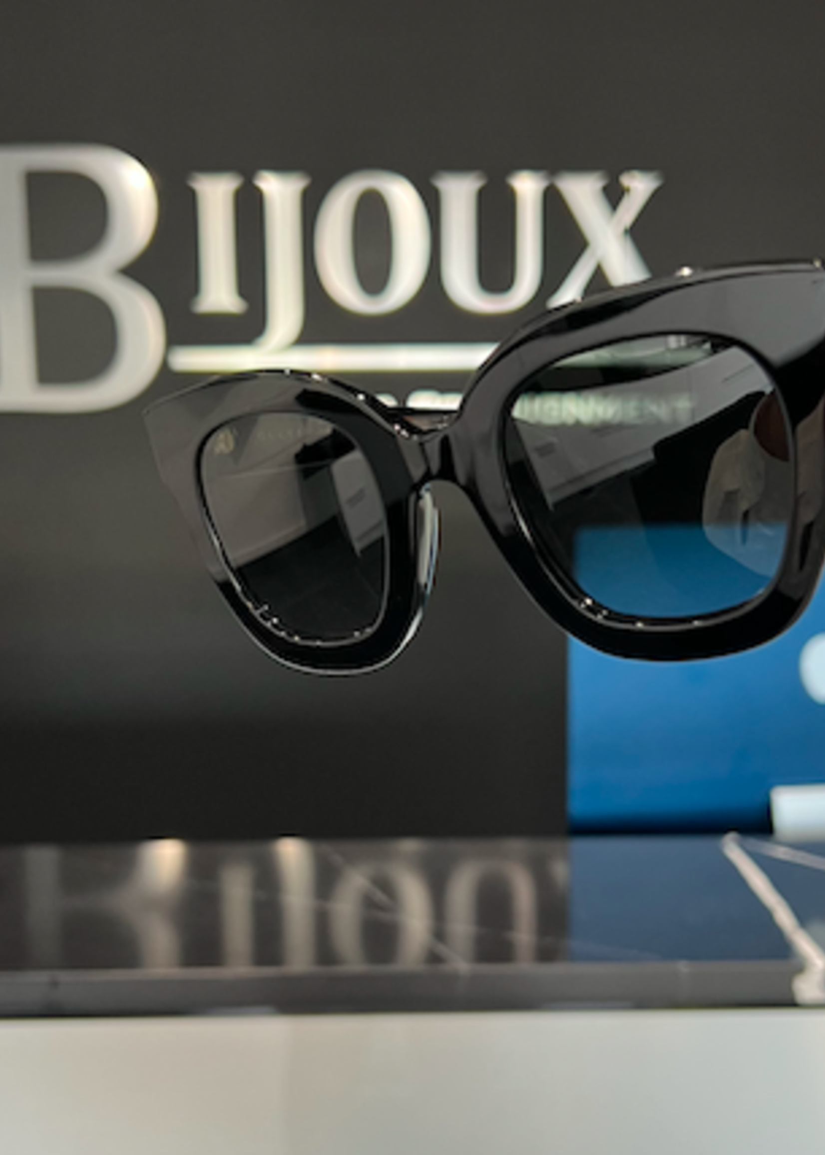 Gucci SOLD - Gucci Star Sunglasses GG0208S