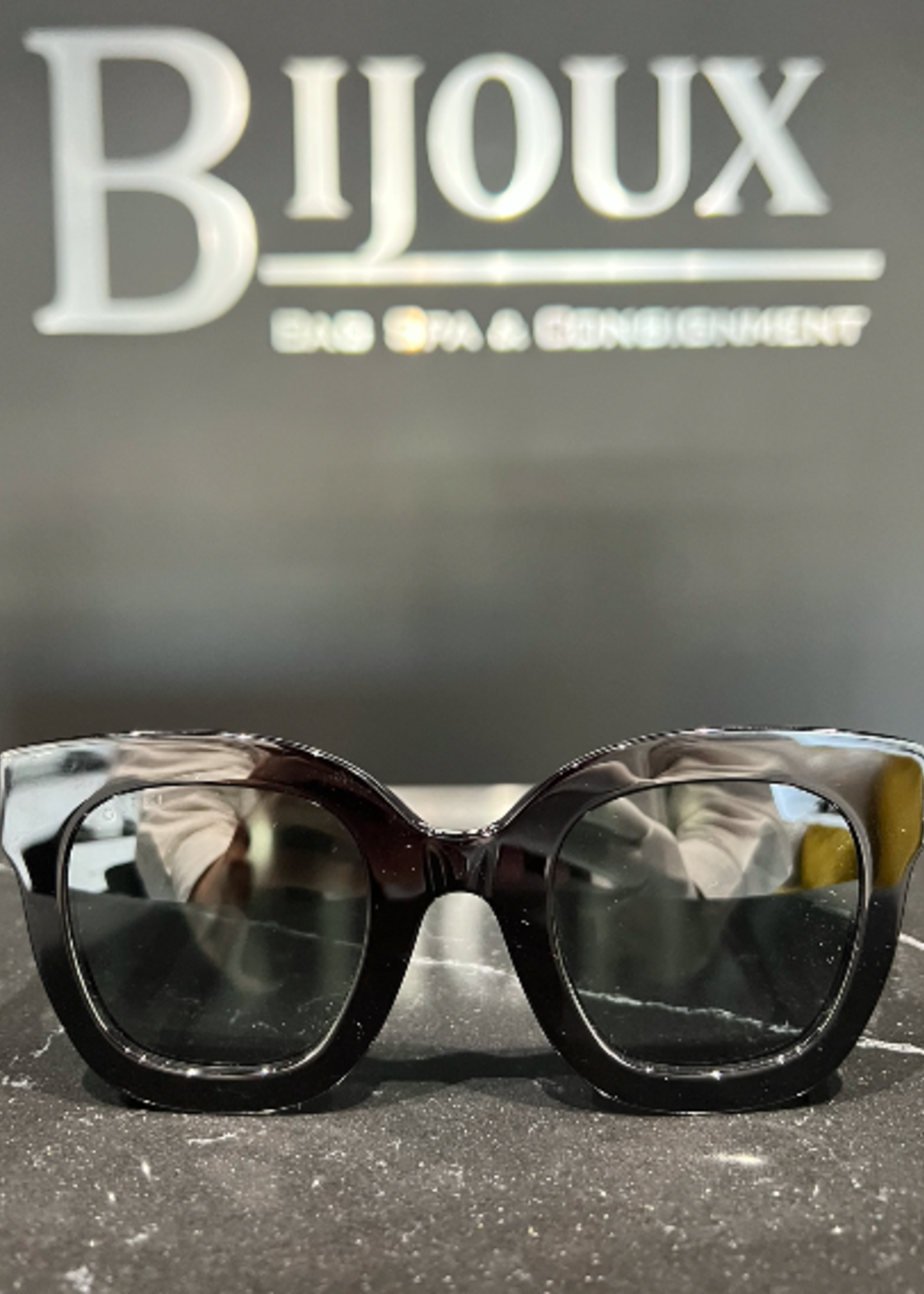Gucci SOLD - Gucci Star Sunglasses GG0208S