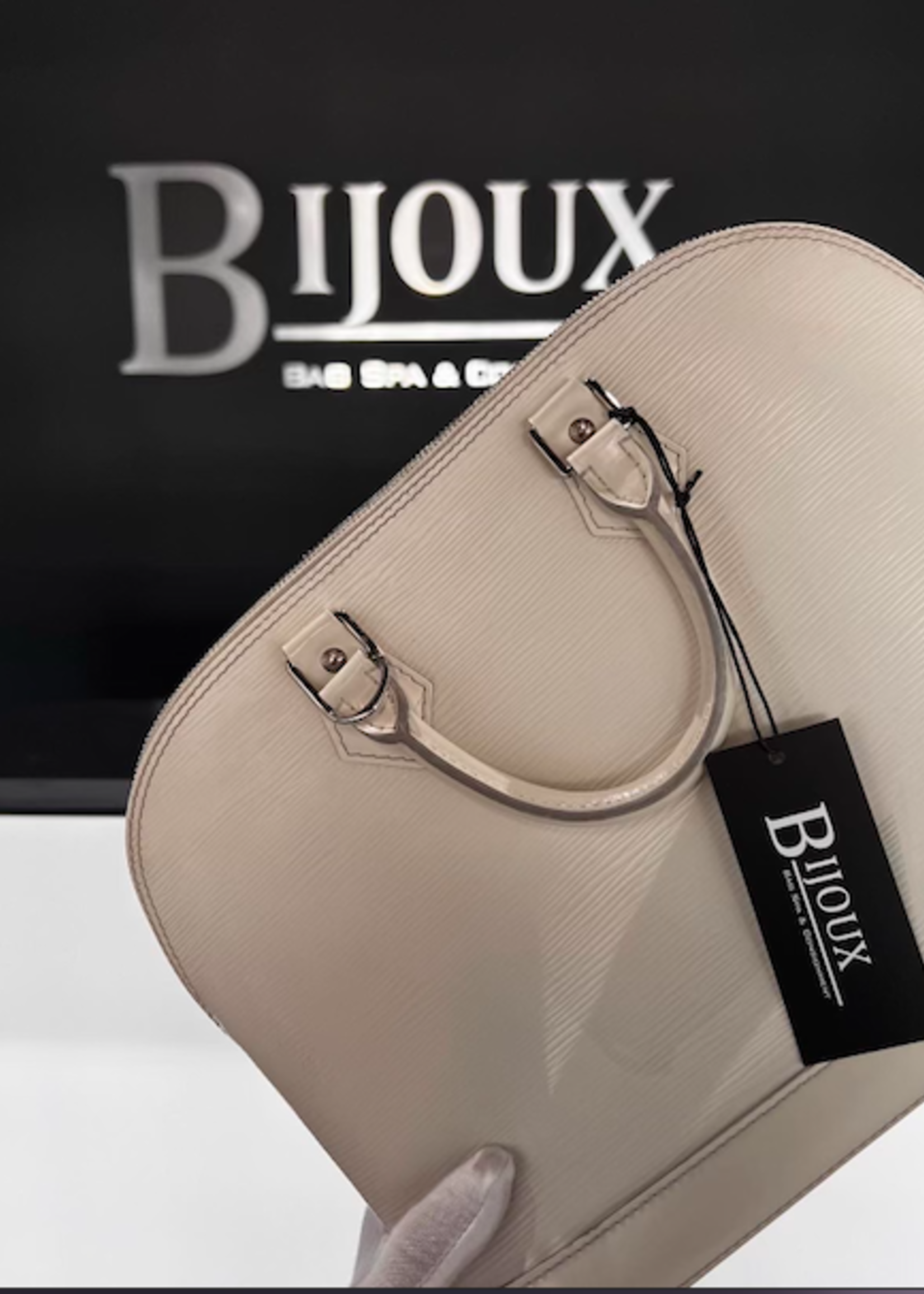 Louis Vuitton SOLD - LOUIS VUITTON ALMA PM EPI LEATHER WHITE