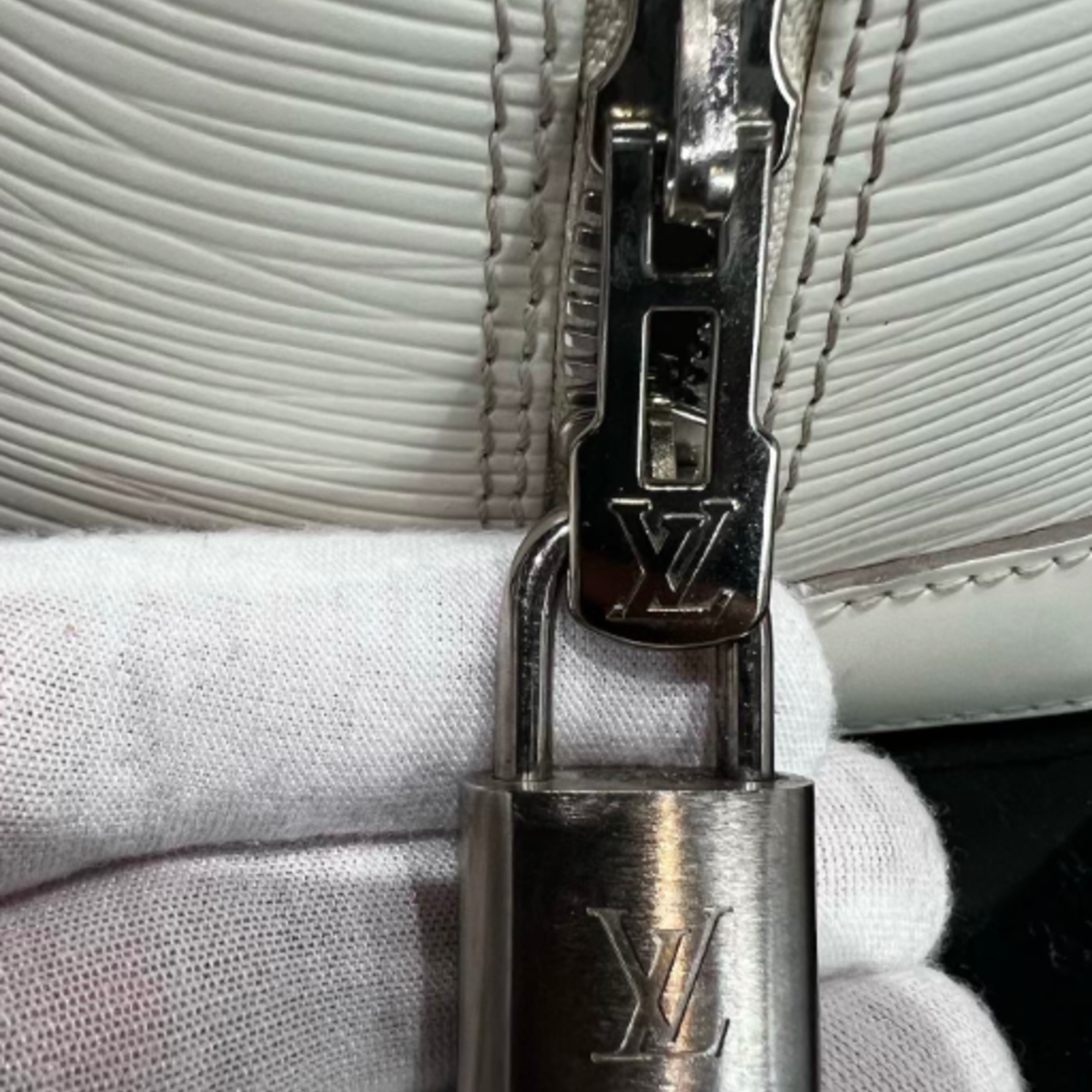Louis Vuitton SOLD - LOUIS VUITTON ALMA PM EPI LEATHER WHITE