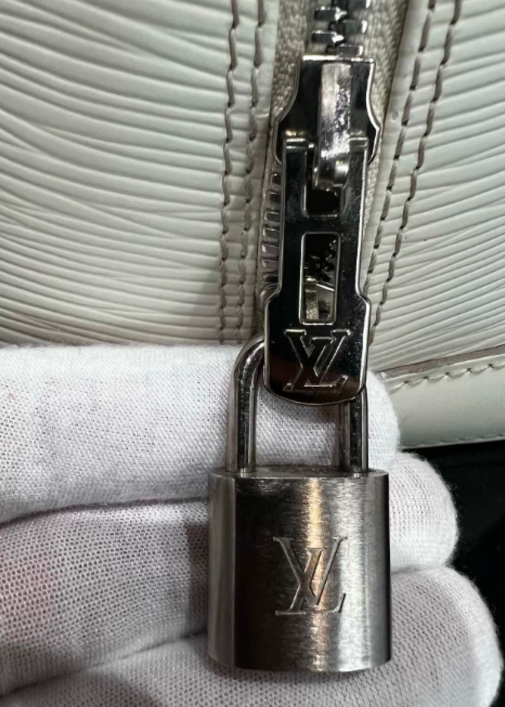 Louis Vuitton SOLD - LOUIS VUITTON ALMA PM EPI LEATHER WHITE