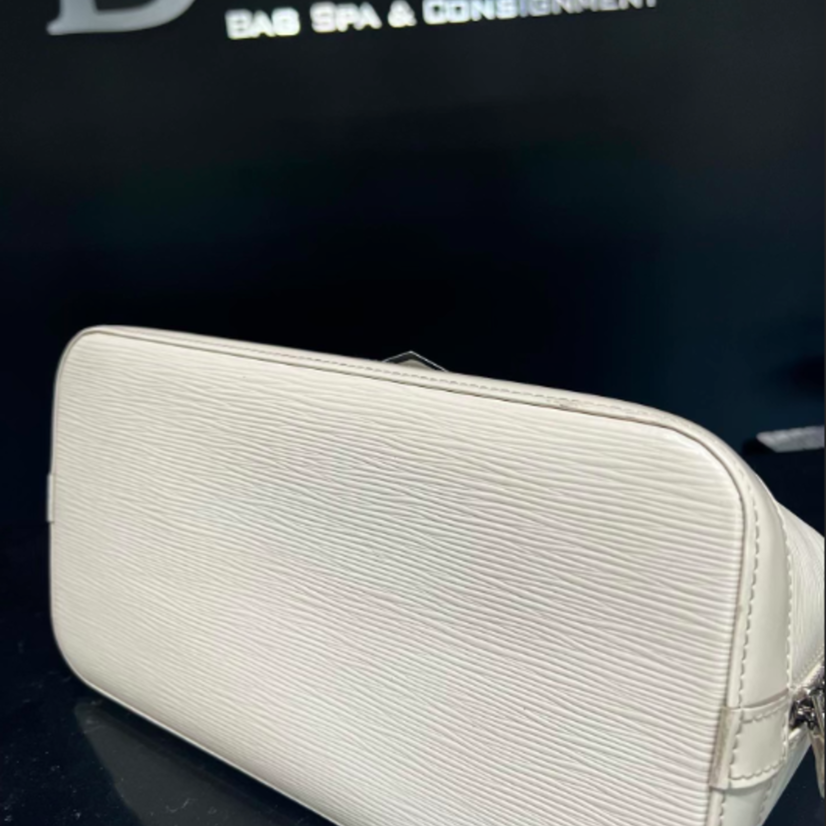 Louis Vuitton SOLD - LOUIS VUITTON ALMA PM EPI LEATHER WHITE