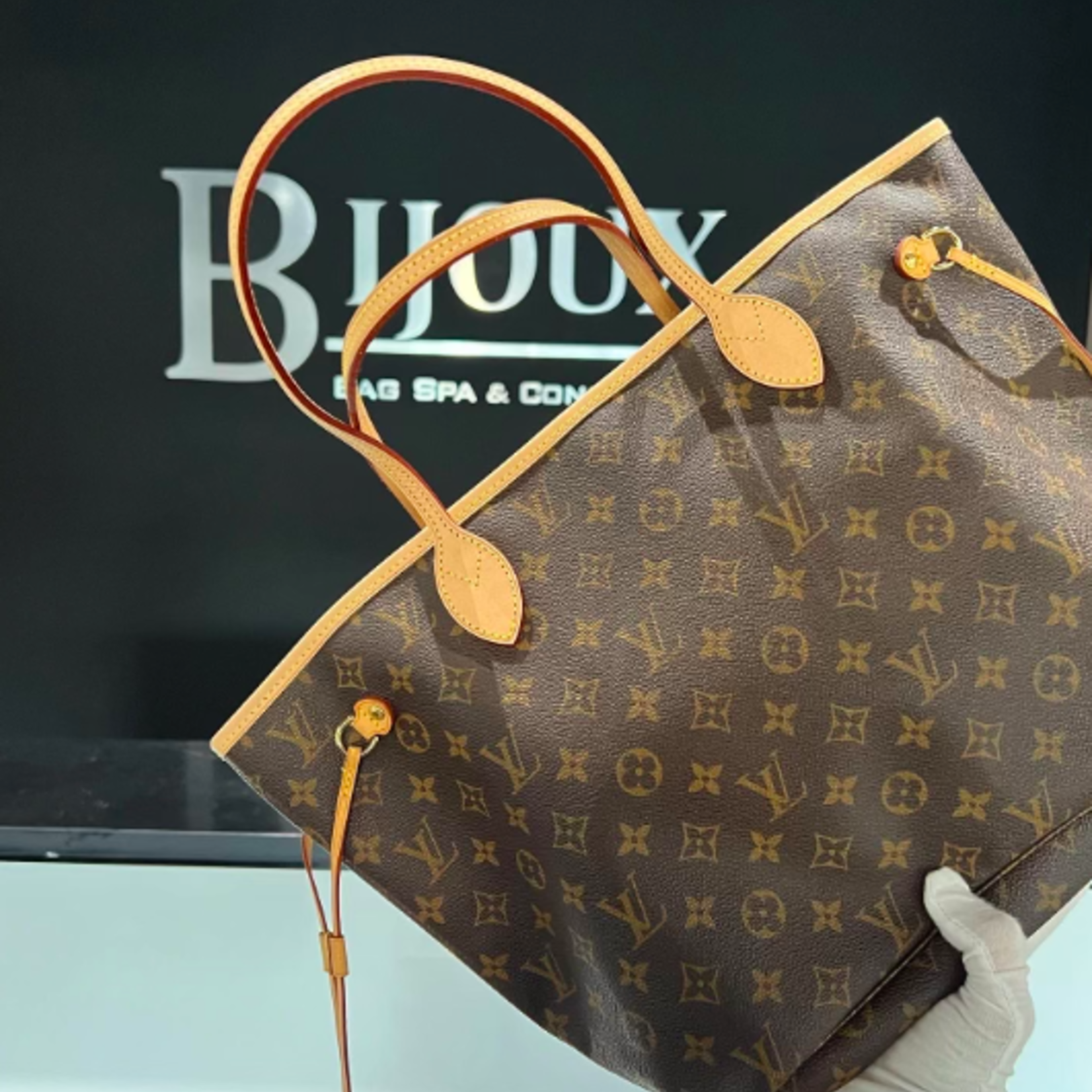 Louis Vuitton SOLD - Louis Vuitton Neverfull Monogram MM