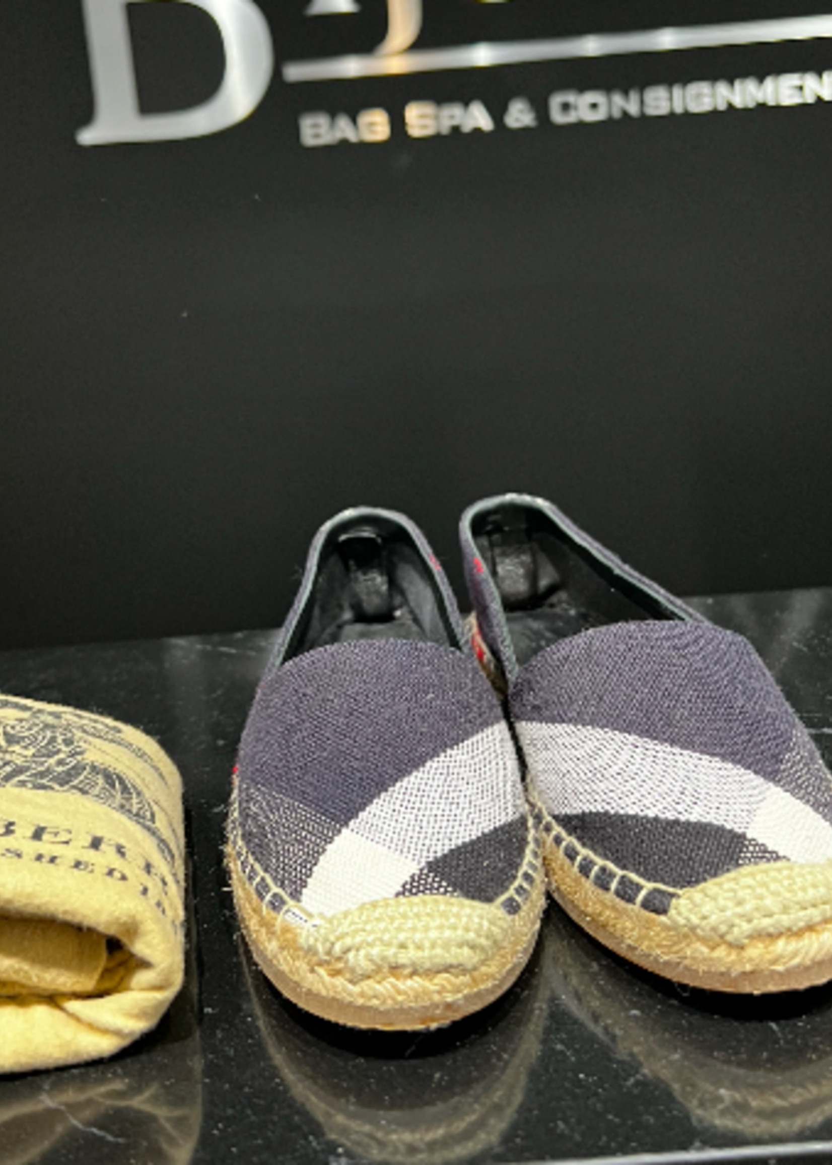 Burberry SOLD - Burberry Espiedilles Size - 37