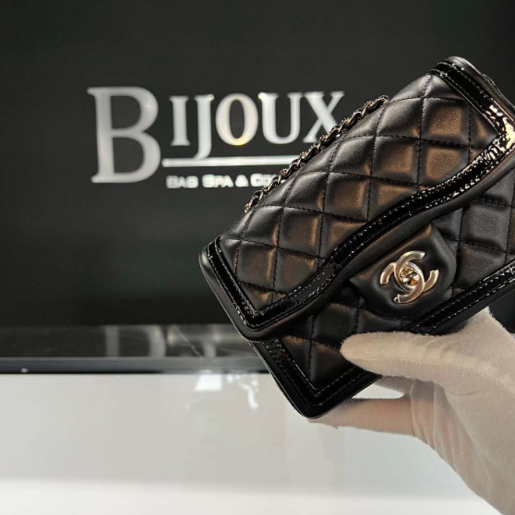 Chanel mini flap patent leather hotsell
