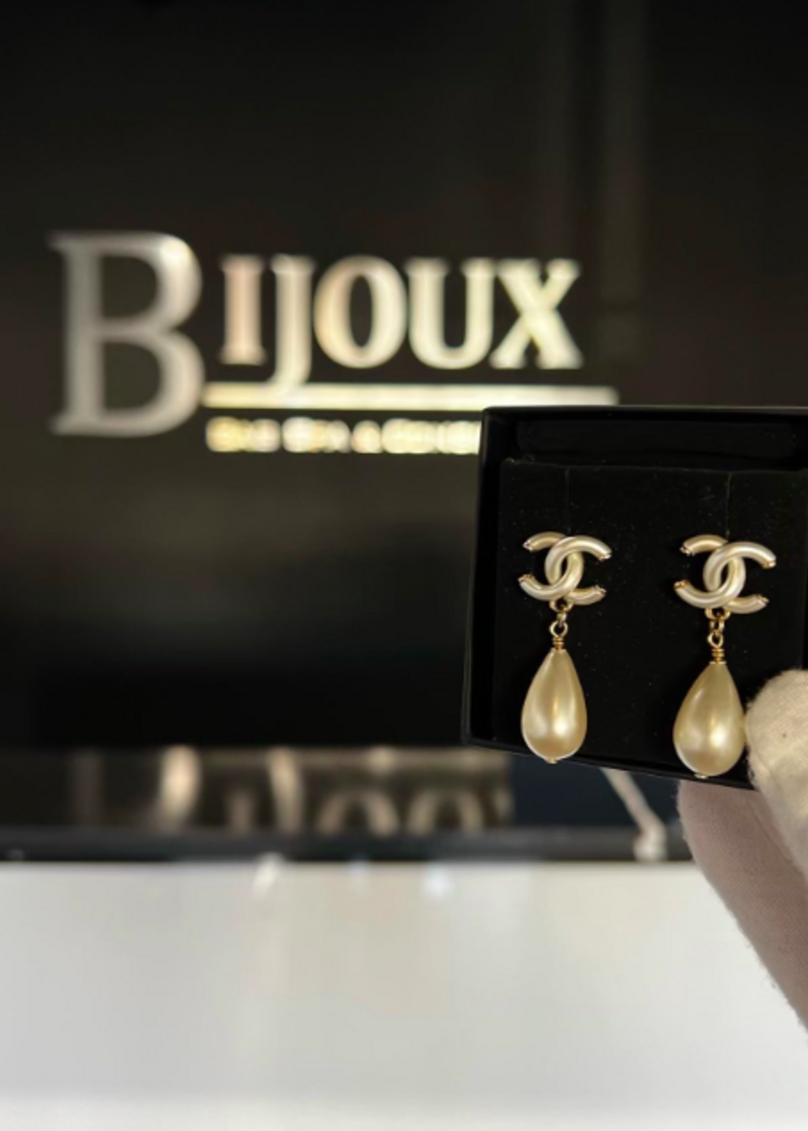 Chanel SOLD - Chanel 17P Pearl Earrings