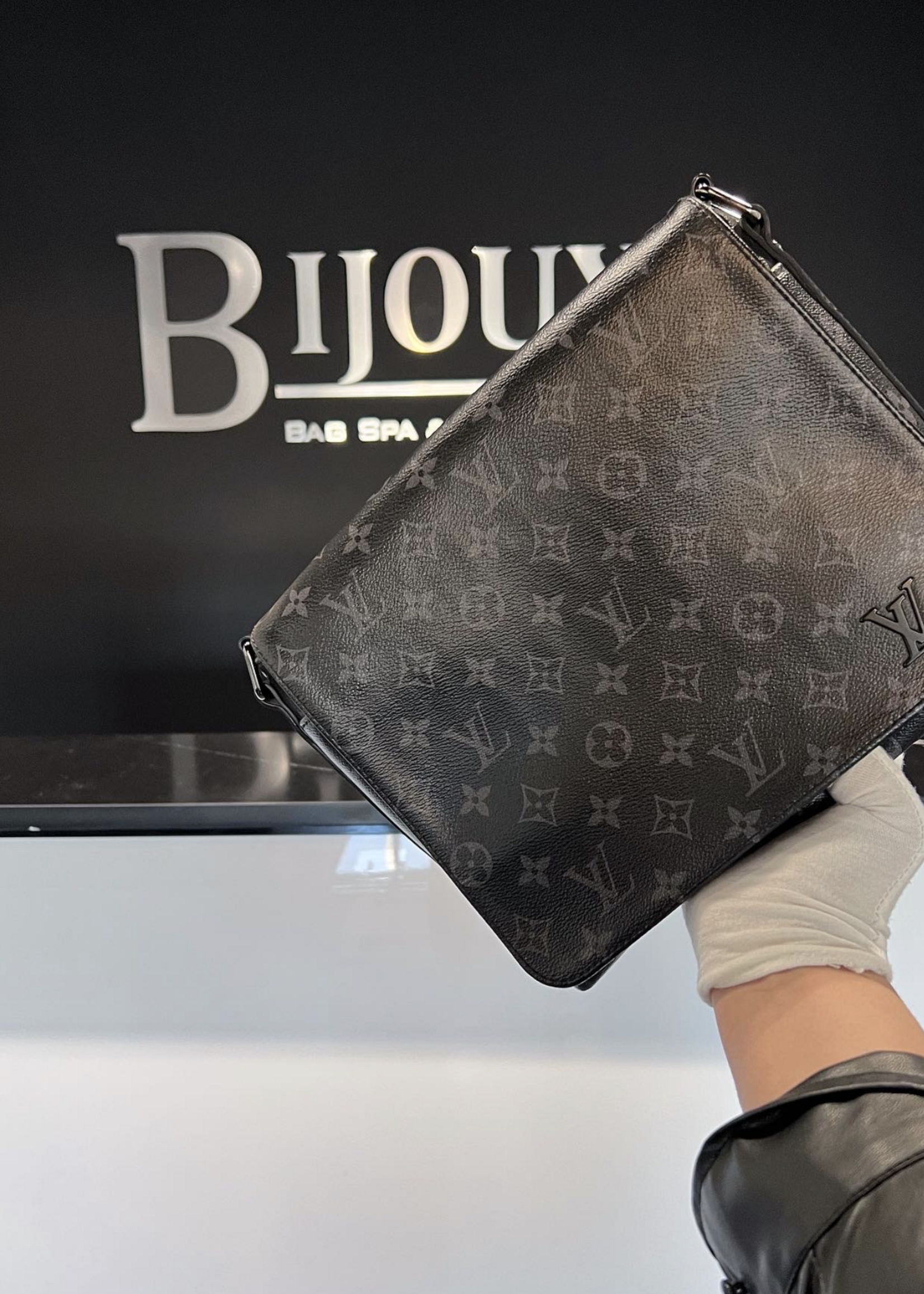 Louis Vuitton SOLD - Louis Vuitton District PM