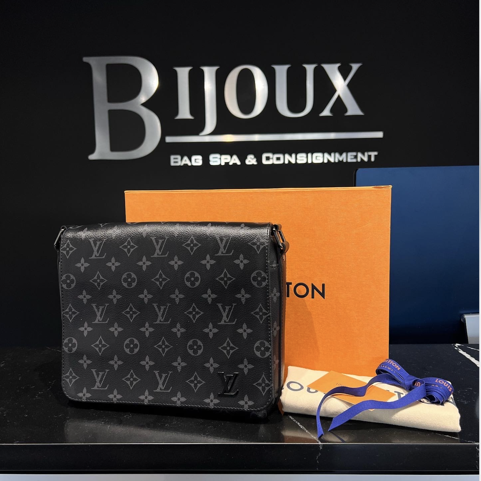 Louis Vuitton SOLD - Louis Vuitton District PM