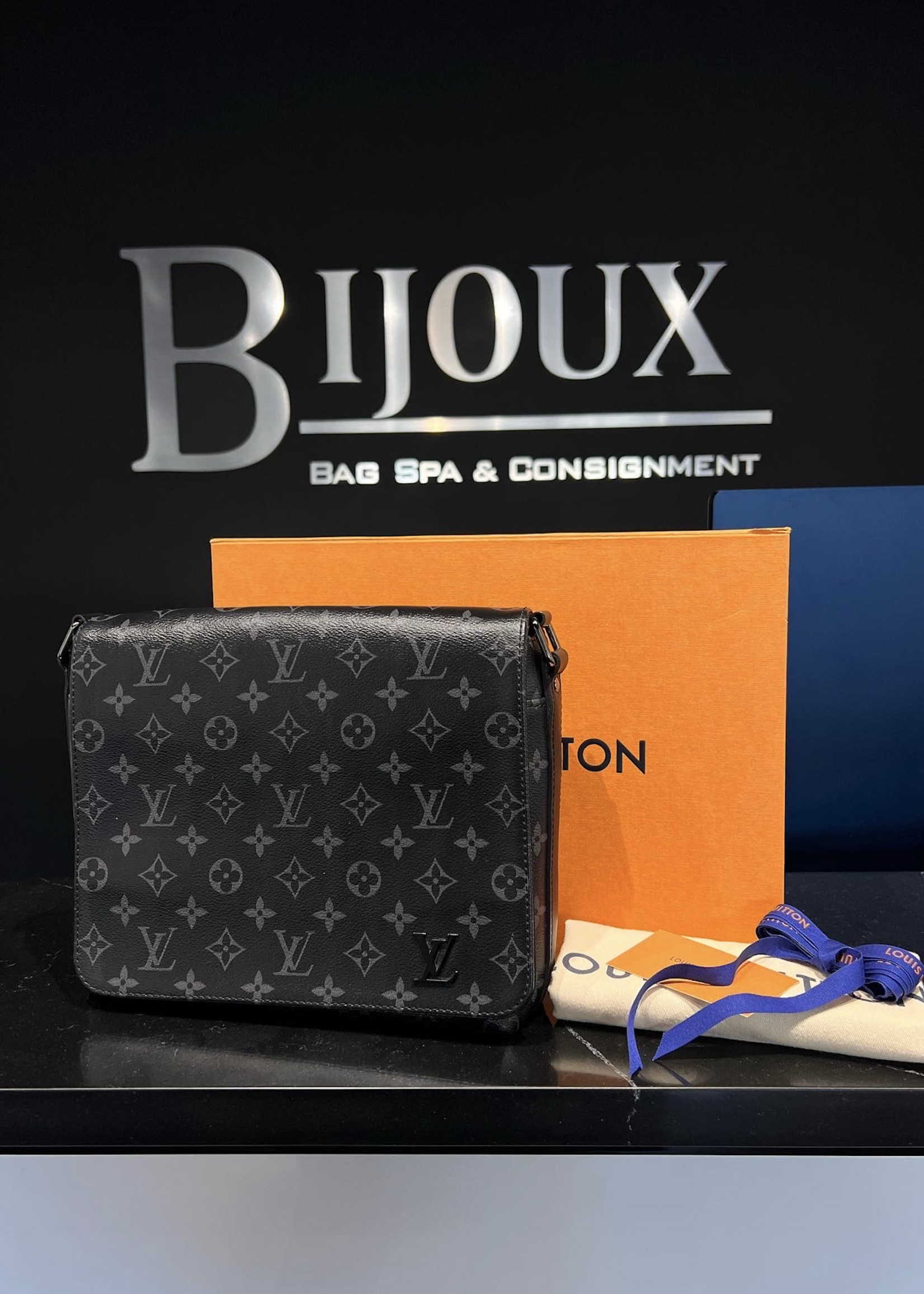 Louis Vuitton SOLD - Louis Vuitton District PM