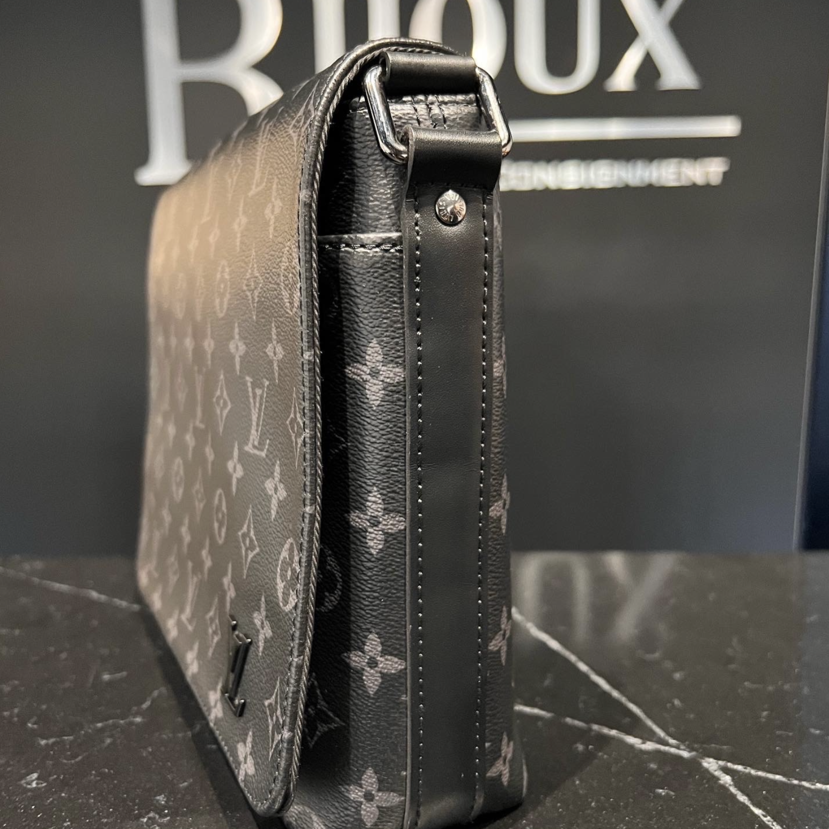 Louis Vuitton SOLD - Louis Vuitton District PM