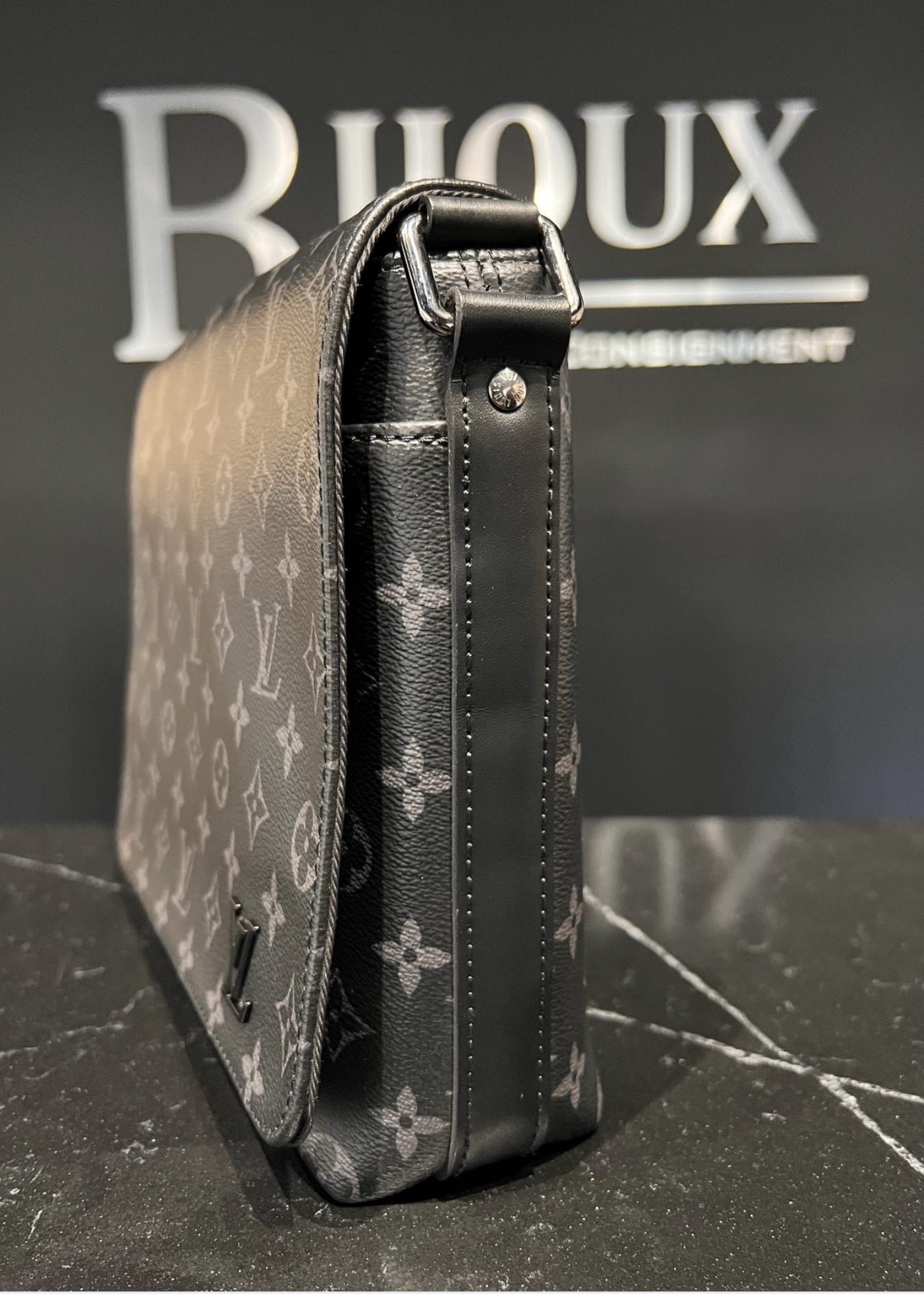 Louis Vuitton SOLD - Louis Vuitton District PM