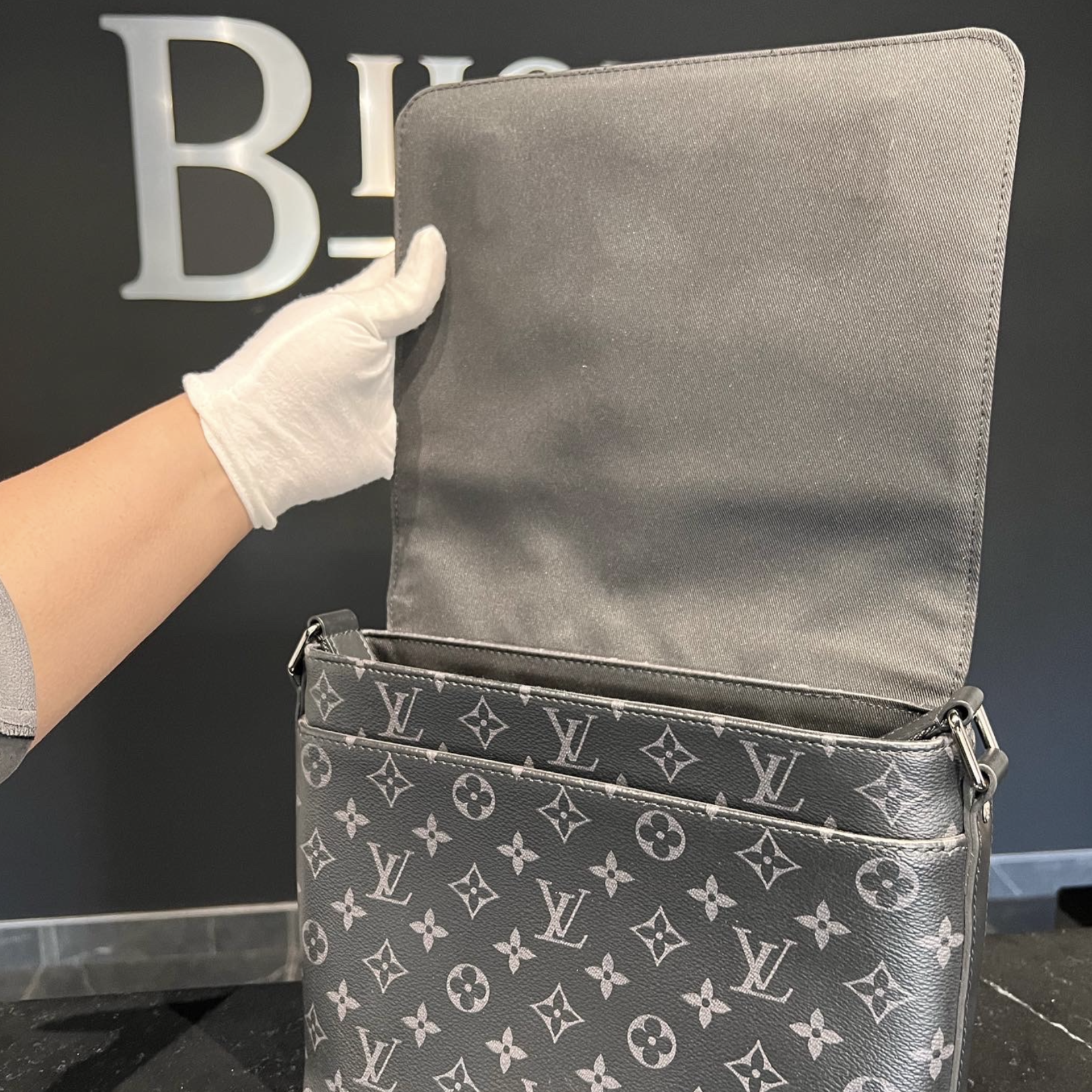 Louis Vuitton SOLD - Louis Vuitton District PM
