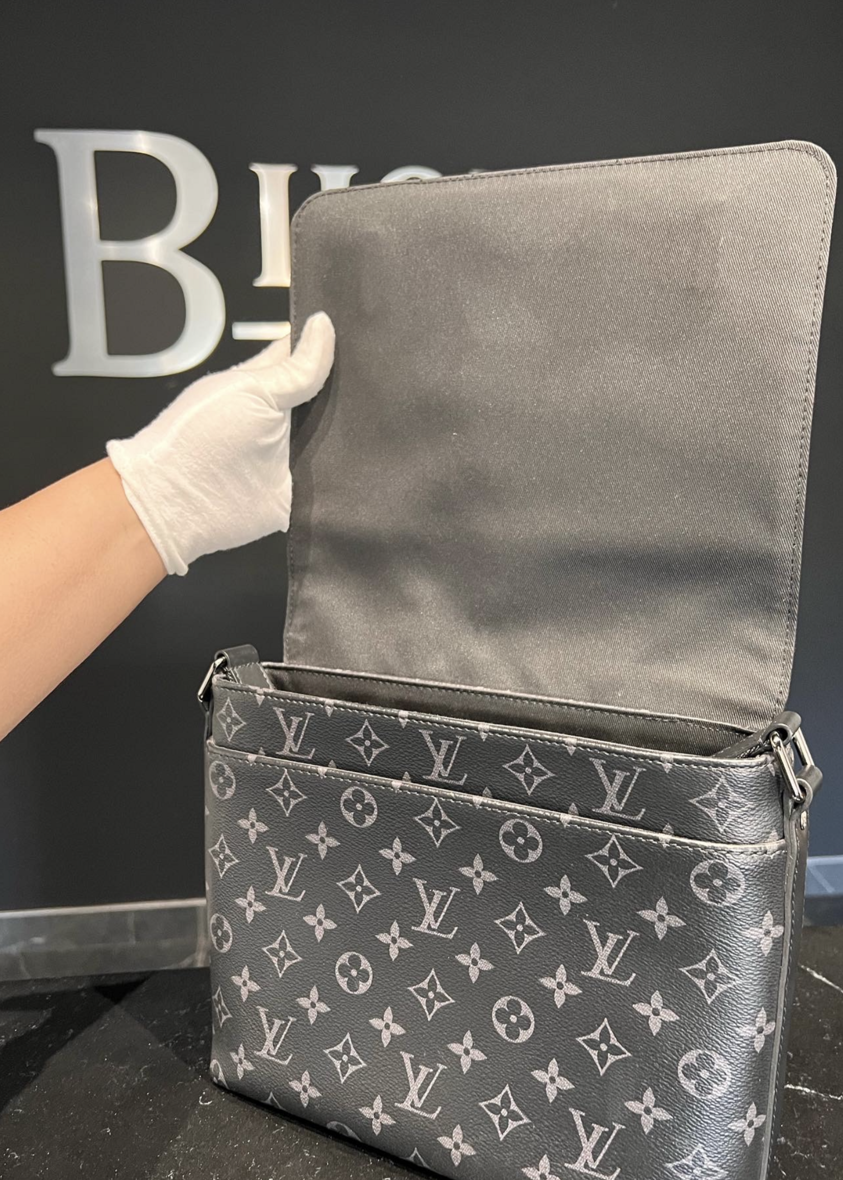 Louis Vuitton SOLD - Louis Vuitton District PM