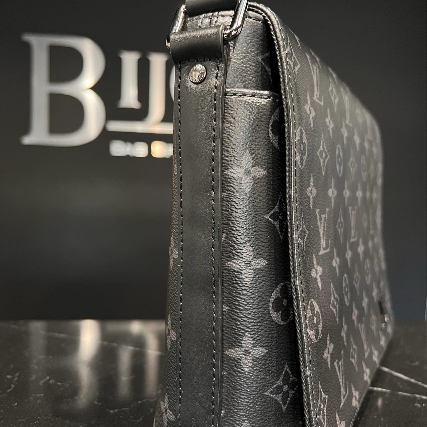 Louis Vuitton SOLD - Louis Vuitton District PM