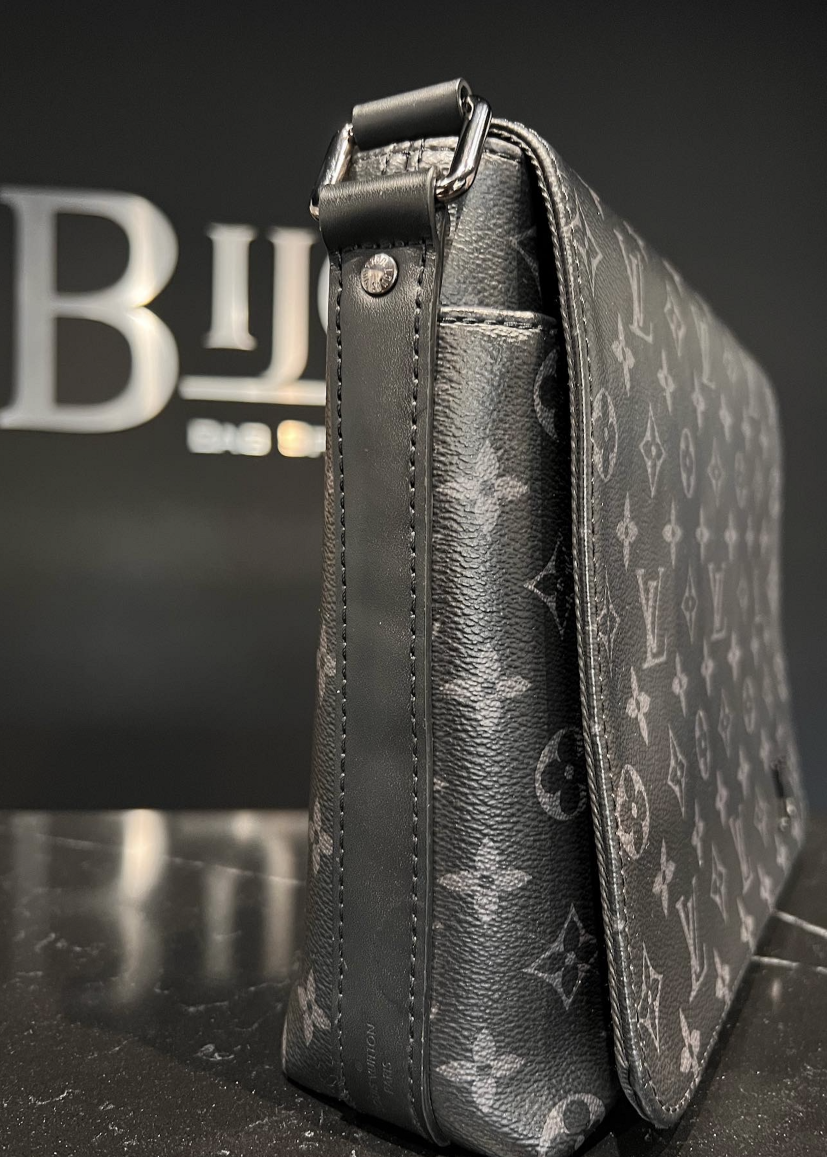 Louis Vuitton SOLD - Louis Vuitton District PM