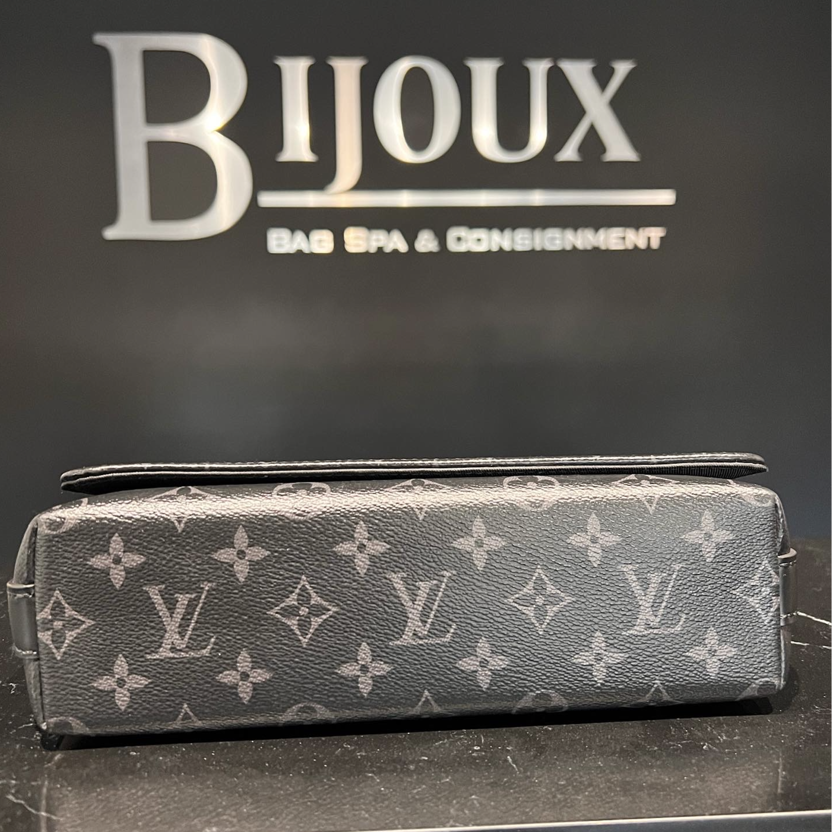 Louis Vuitton SOLD - Louis Vuitton District PM