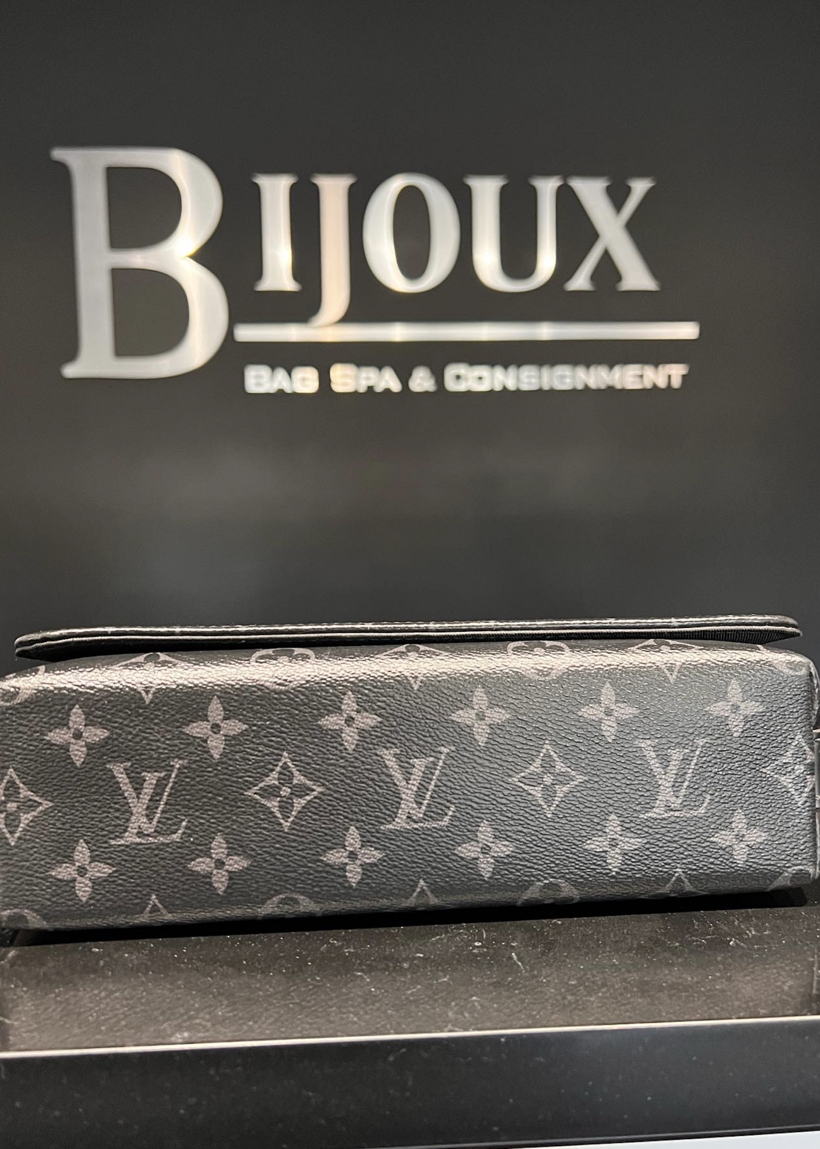 Louis Vuitton SOLD - Louis Vuitton District PM