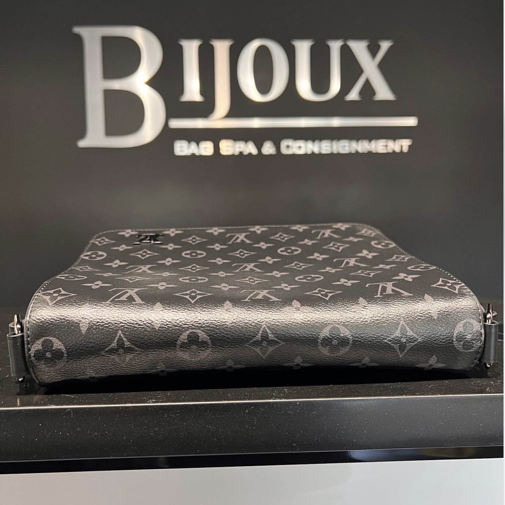 Louis Vuitton SOLD - Louis Vuitton District PM