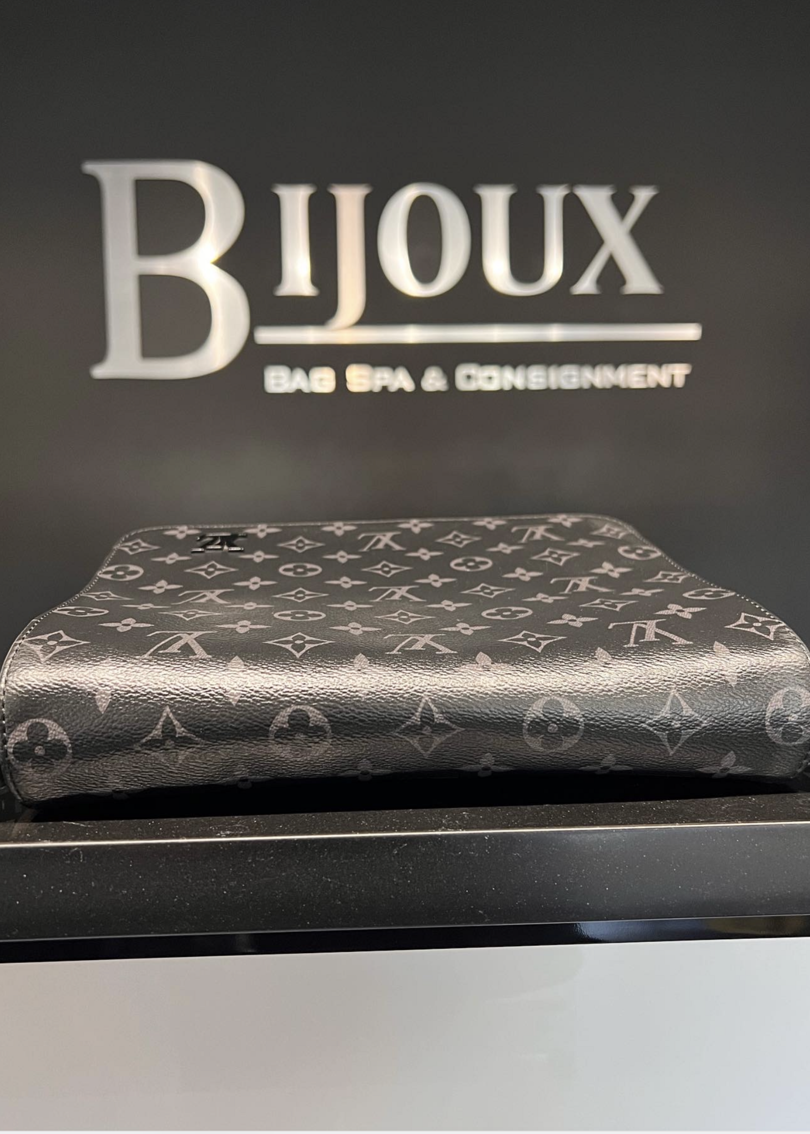 Louis Vuitton SOLD - Louis Vuitton District PM