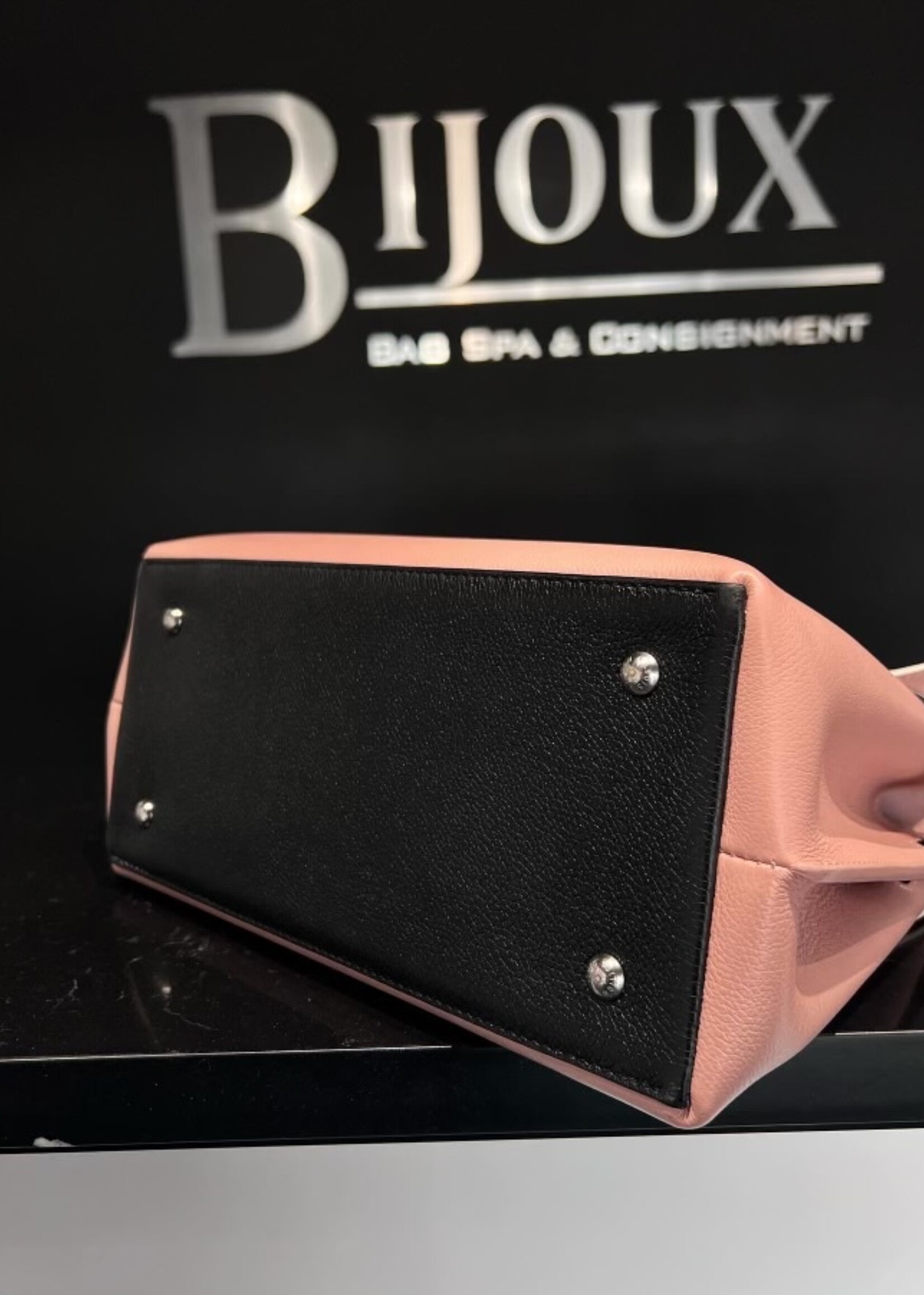 Louis Vuitton SOLD- Louis Vuitton Lockme Ever MM