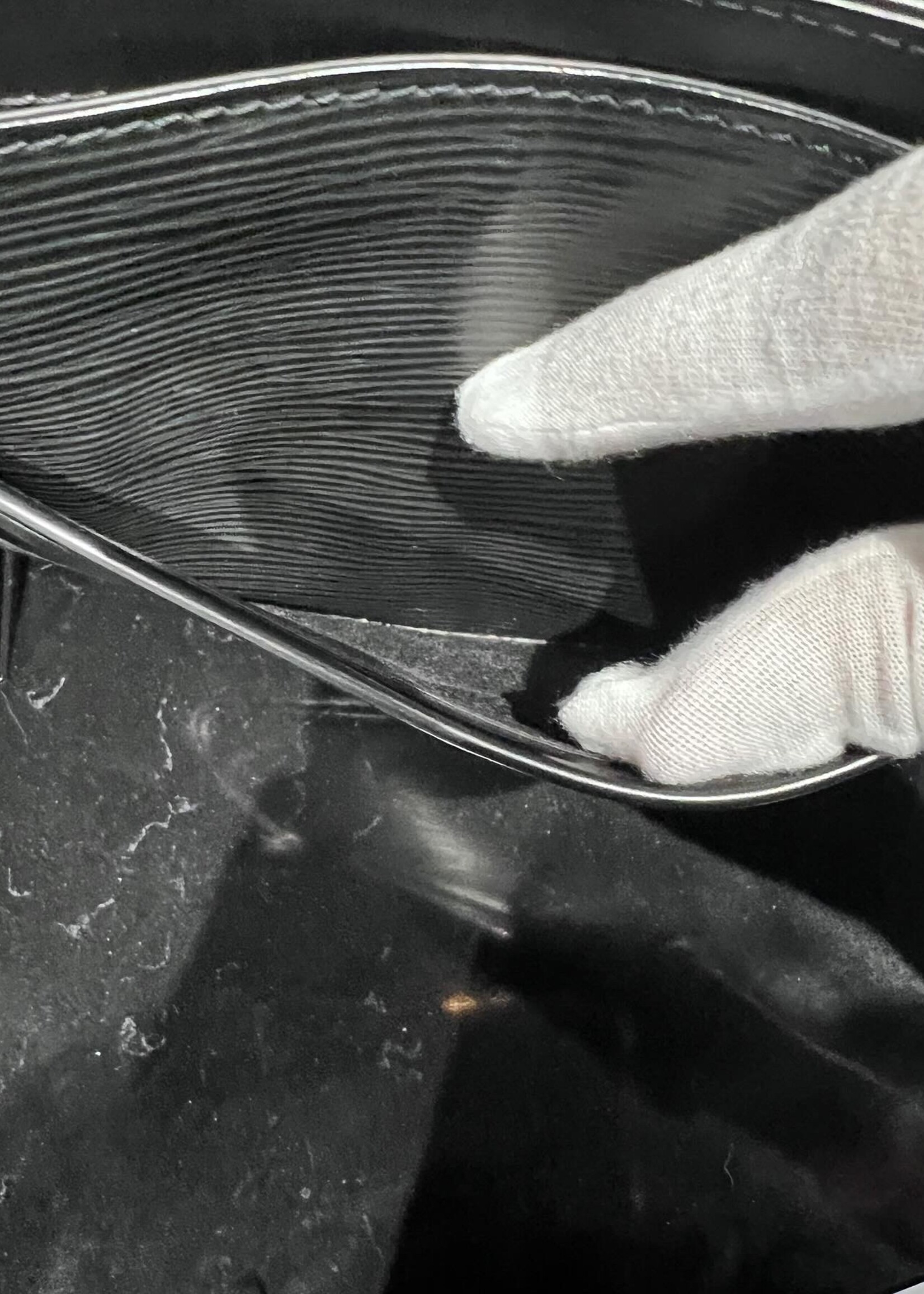 Louis Vuitton SOLD- Louis Vuitton epi Sarvanga