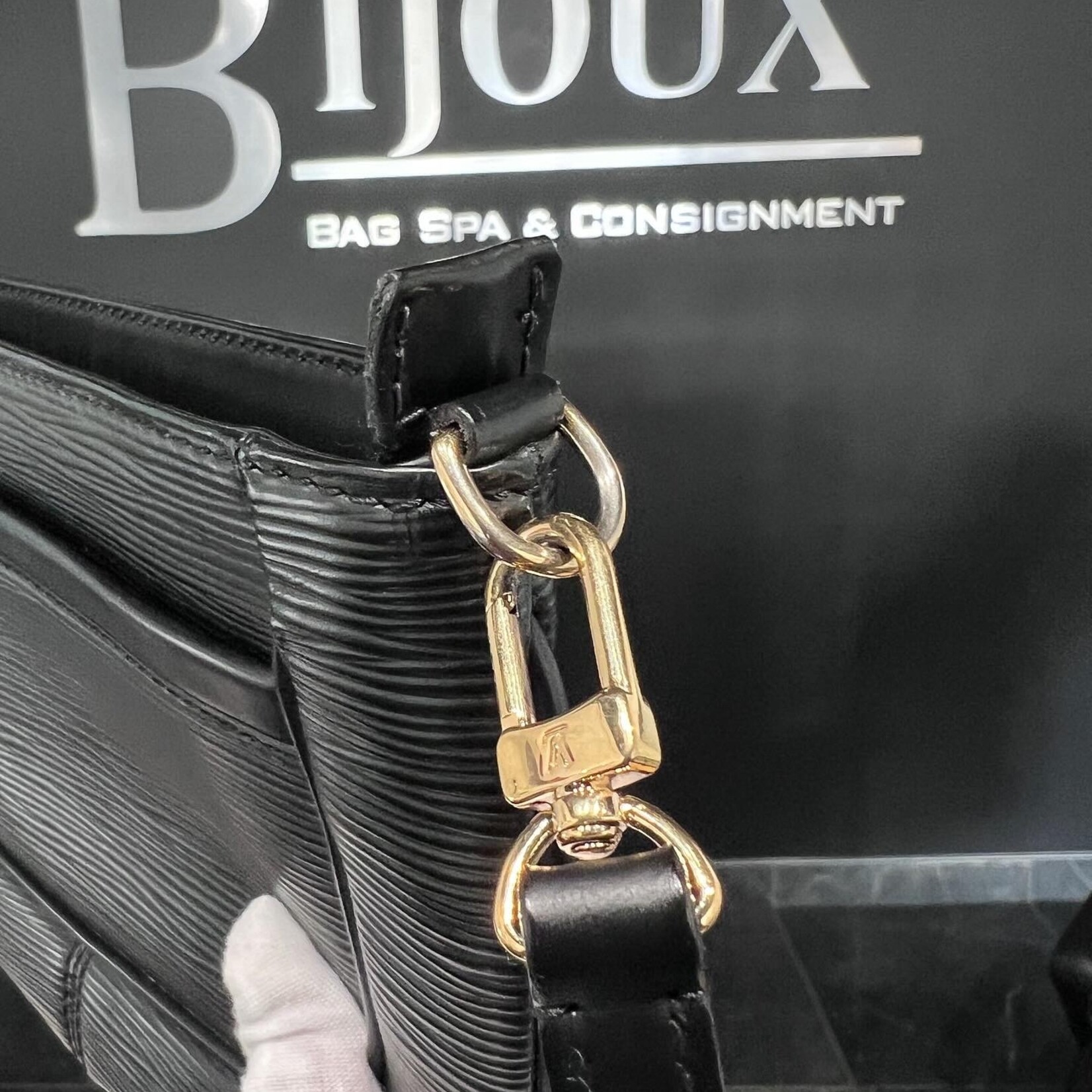 Louis Vuitton SOLD- Louis Vuitton epi Sarvanga