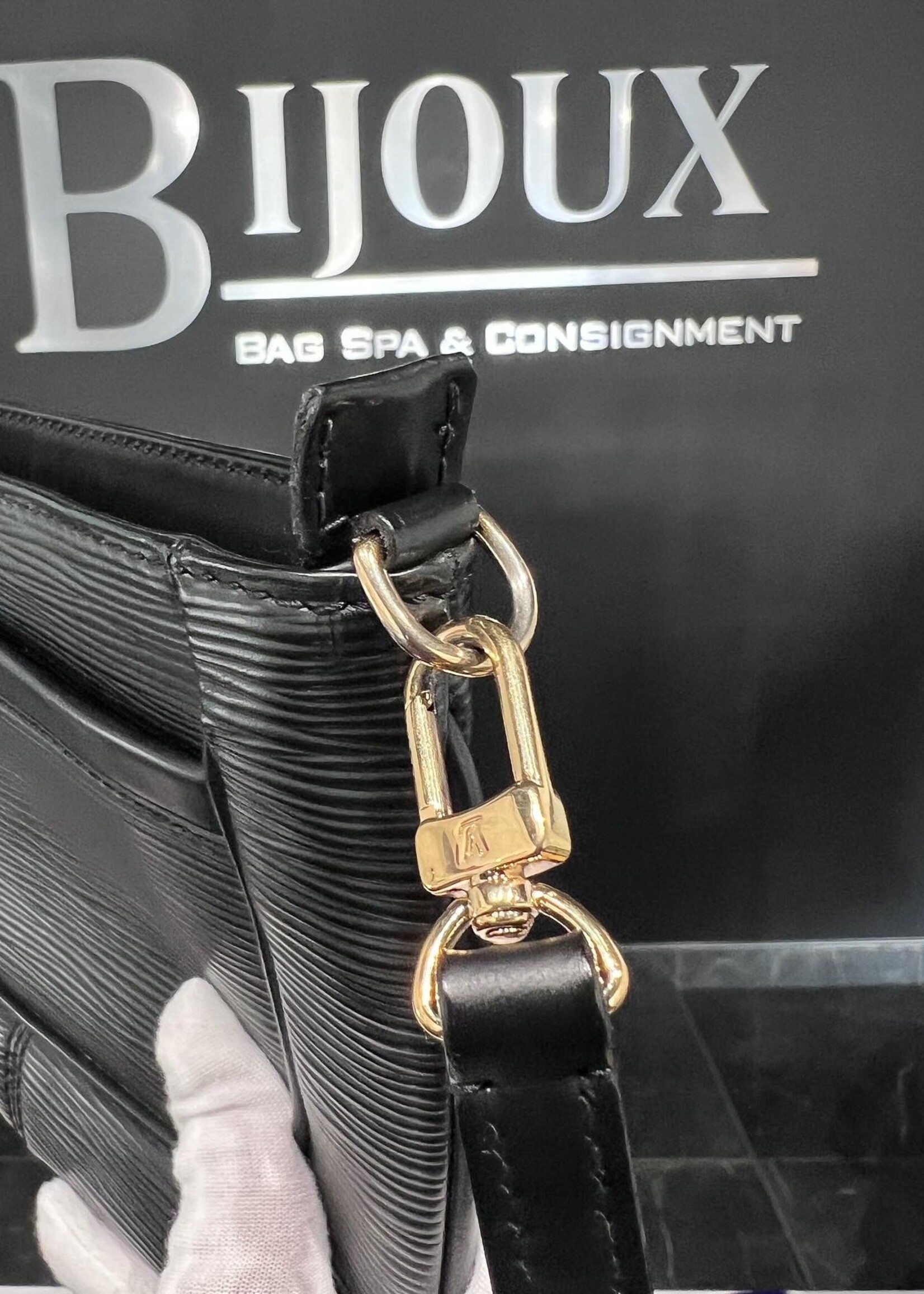 Louis Vuitton SOLD- Louis Vuitton epi Sarvanga