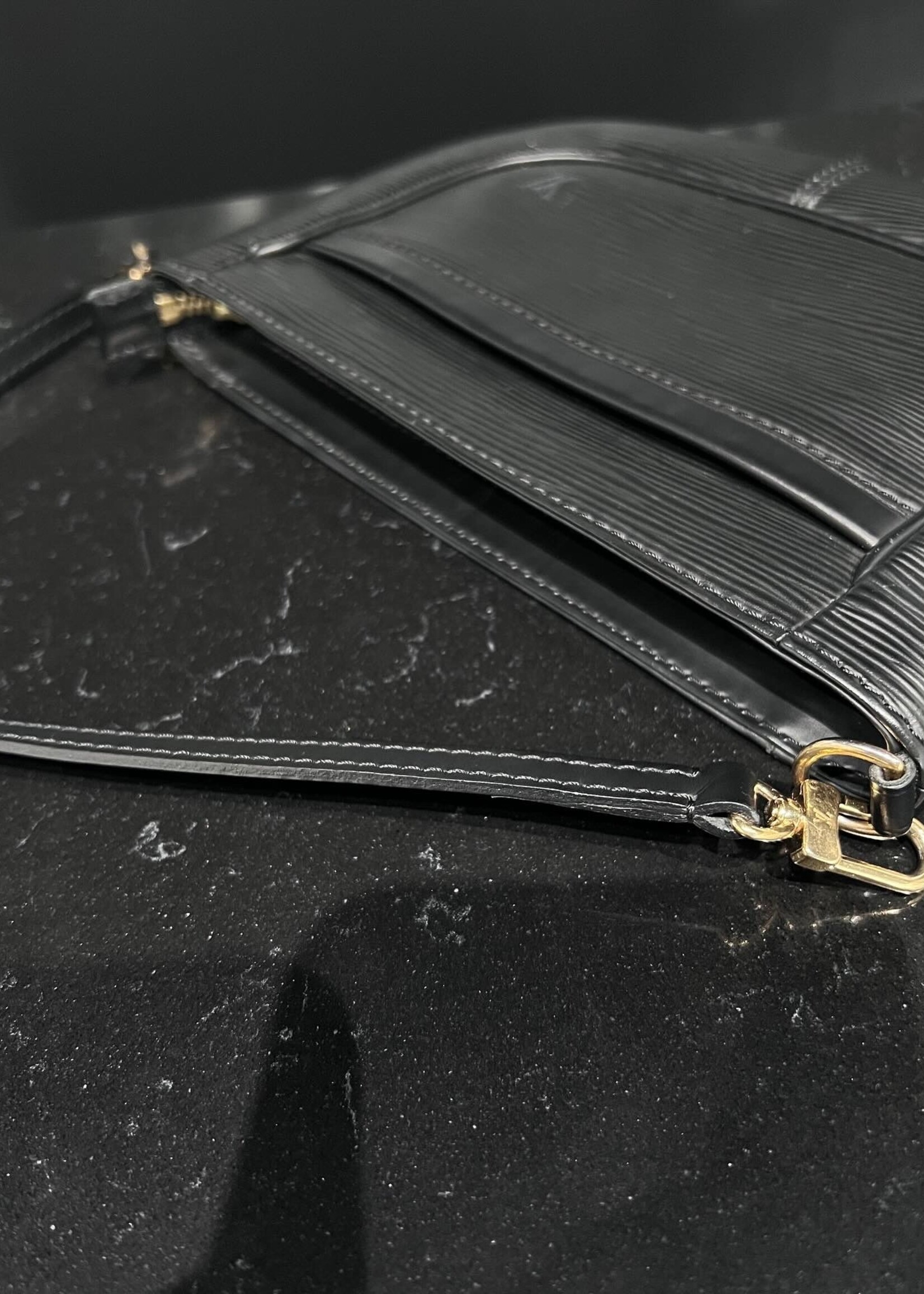 Louis Vuitton SOLD- Louis Vuitton epi Sarvanga