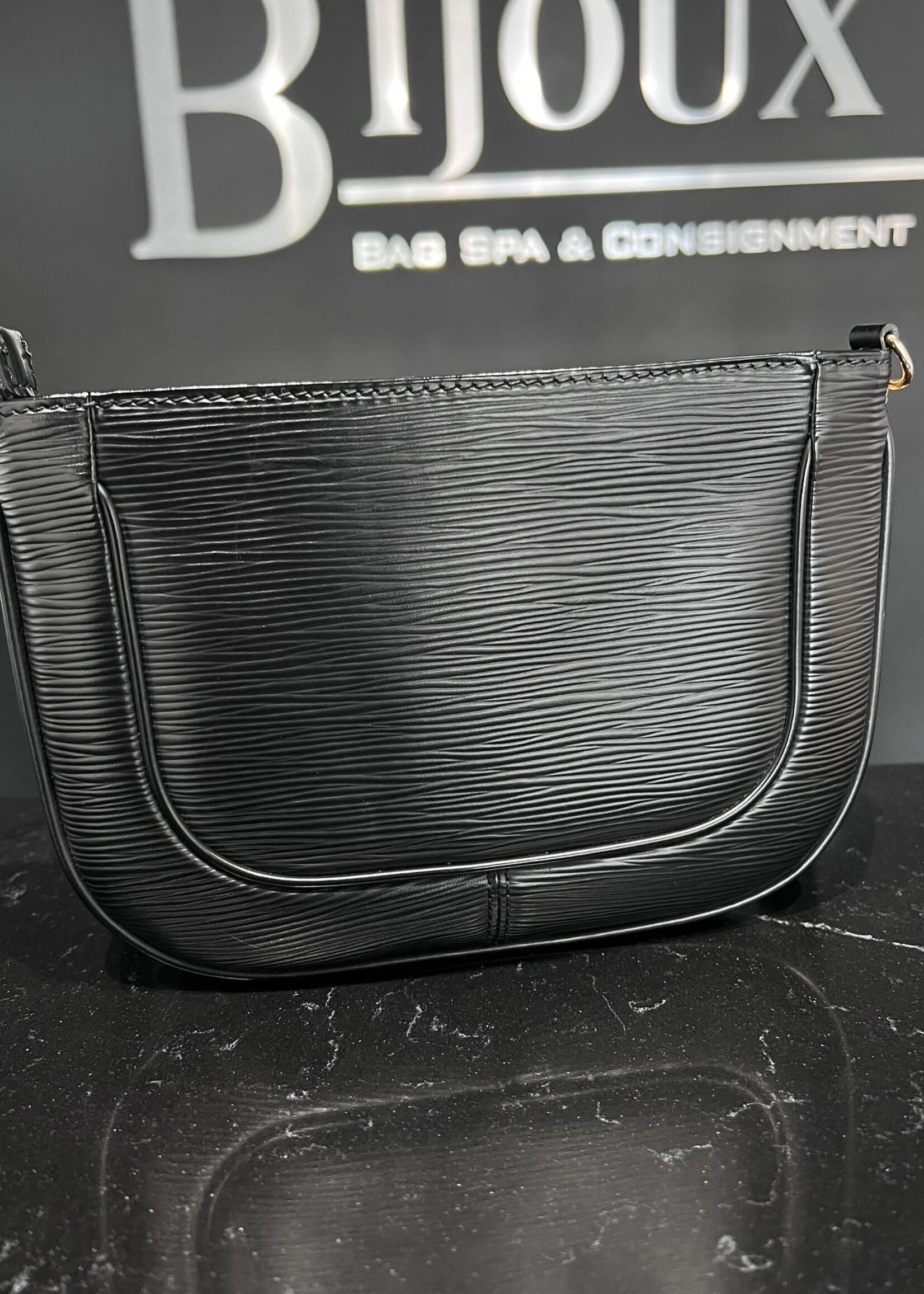 Louis Vuitton SOLD- Louis Vuitton epi Sarvanga