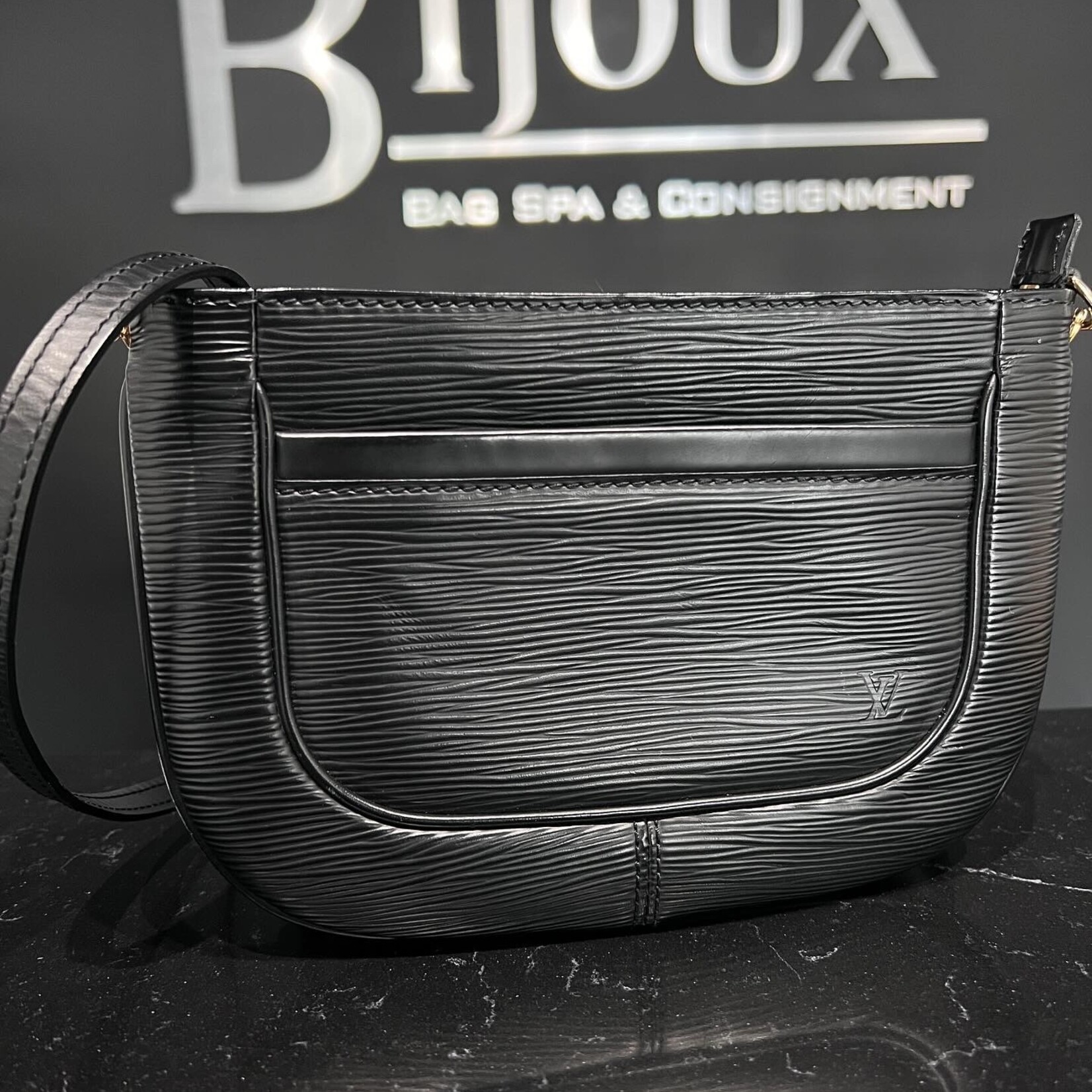 Louis Vuitton SOLD- Louis Vuitton epi Sarvanga