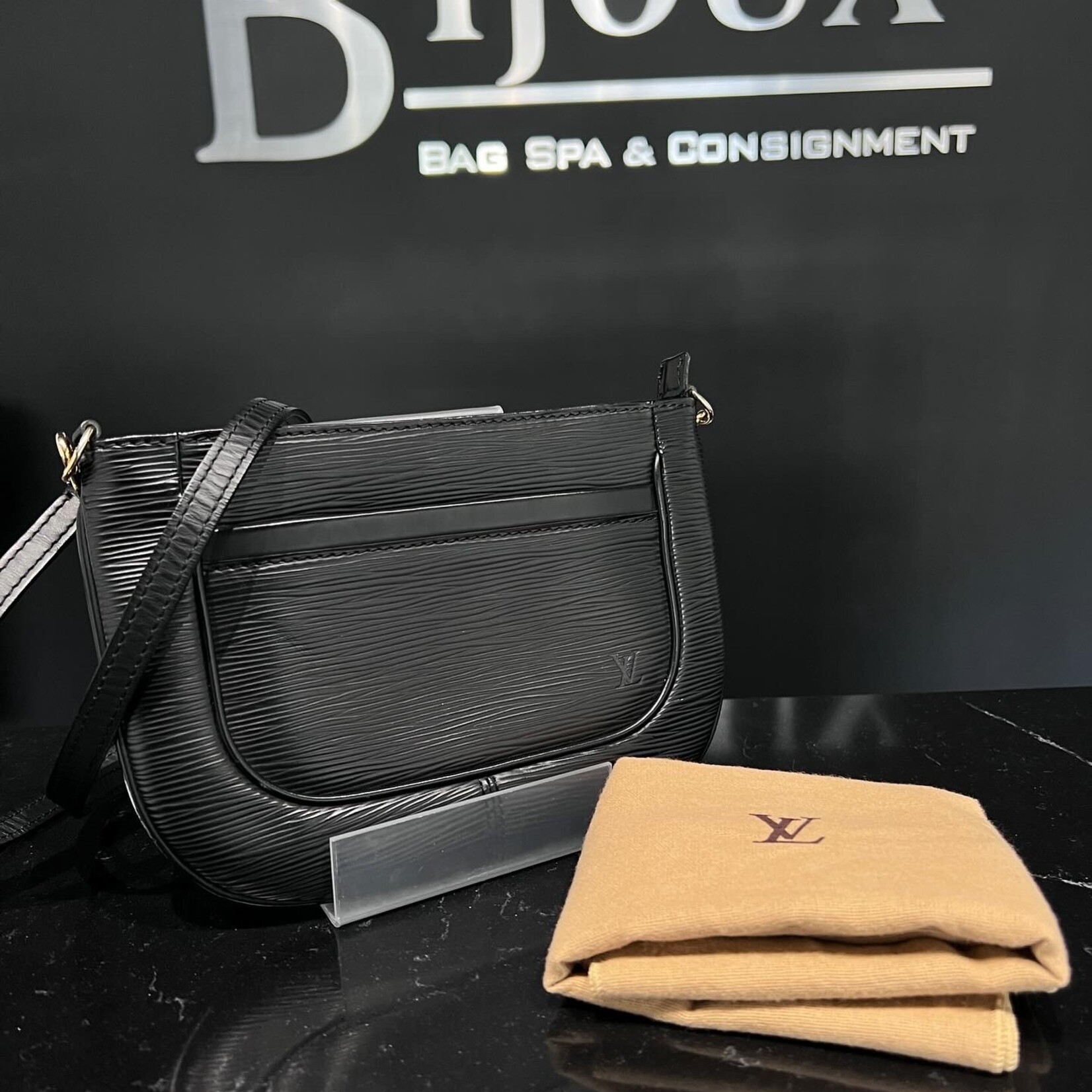 Louis Vuitton SOLD- Louis Vuitton epi Sarvanga