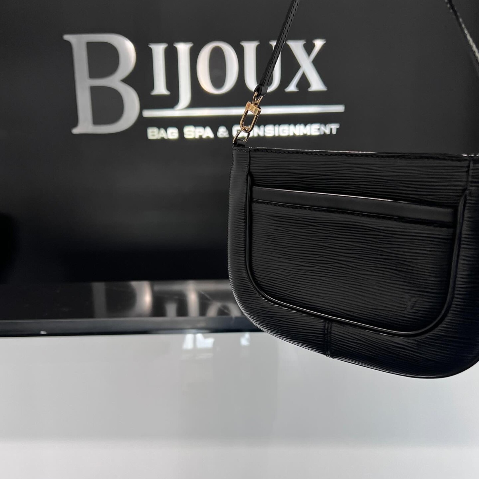 Louis Vuitton SOLD- Louis Vuitton epi Sarvanga