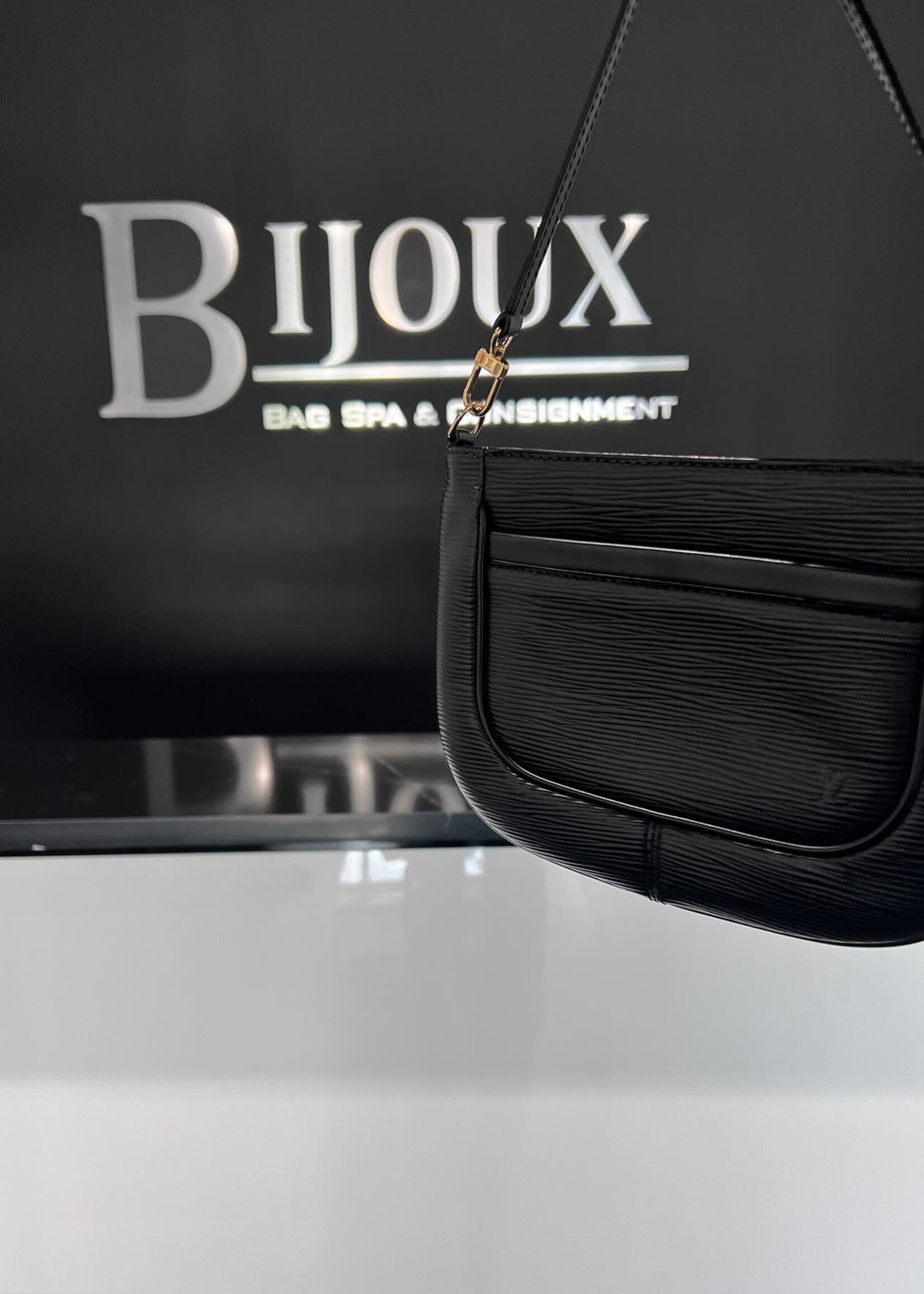 Louis Vuitton SOLD- Louis Vuitton epi Sarvanga