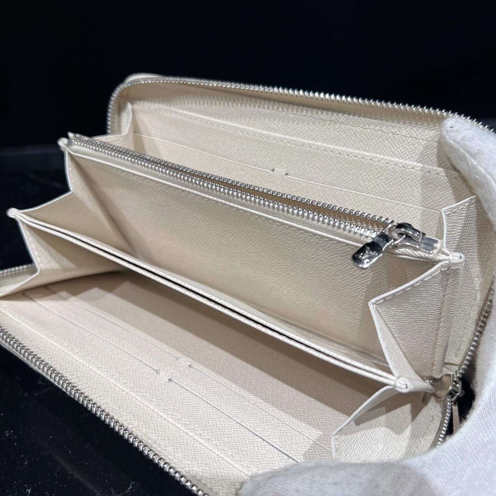 Louis Vuitton Louis Vuitton white Epi Zippy Wallet